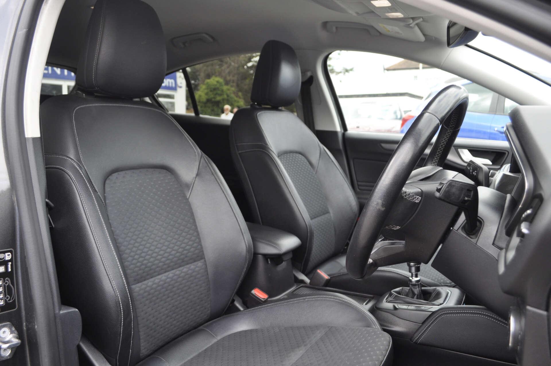 Ford Focus view 10