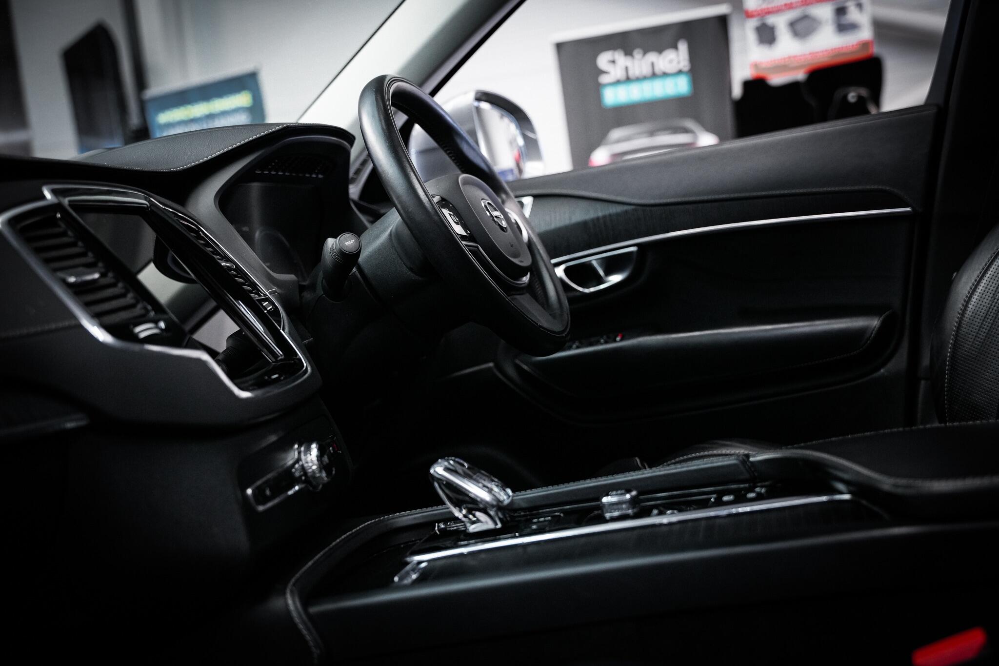 Volvo XC90 view 3