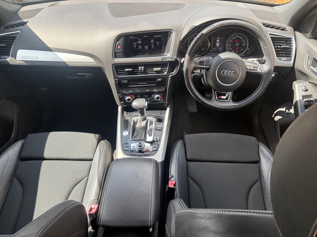 Audi Q5 view 10