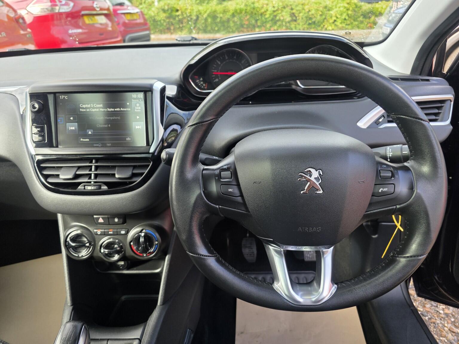 Peugeot 208 view 12