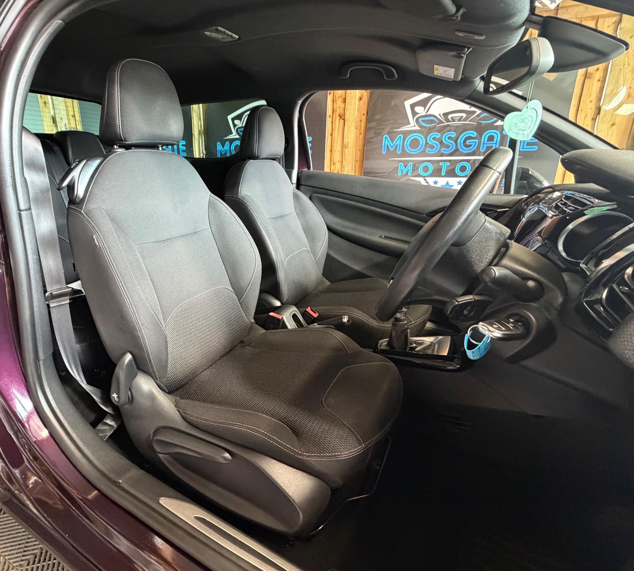 DS Automobiles DS 3 view 32