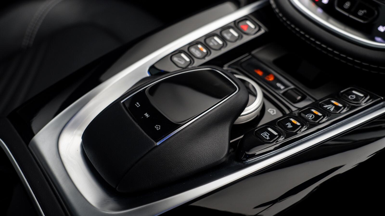 Aston Martin DBX view 36