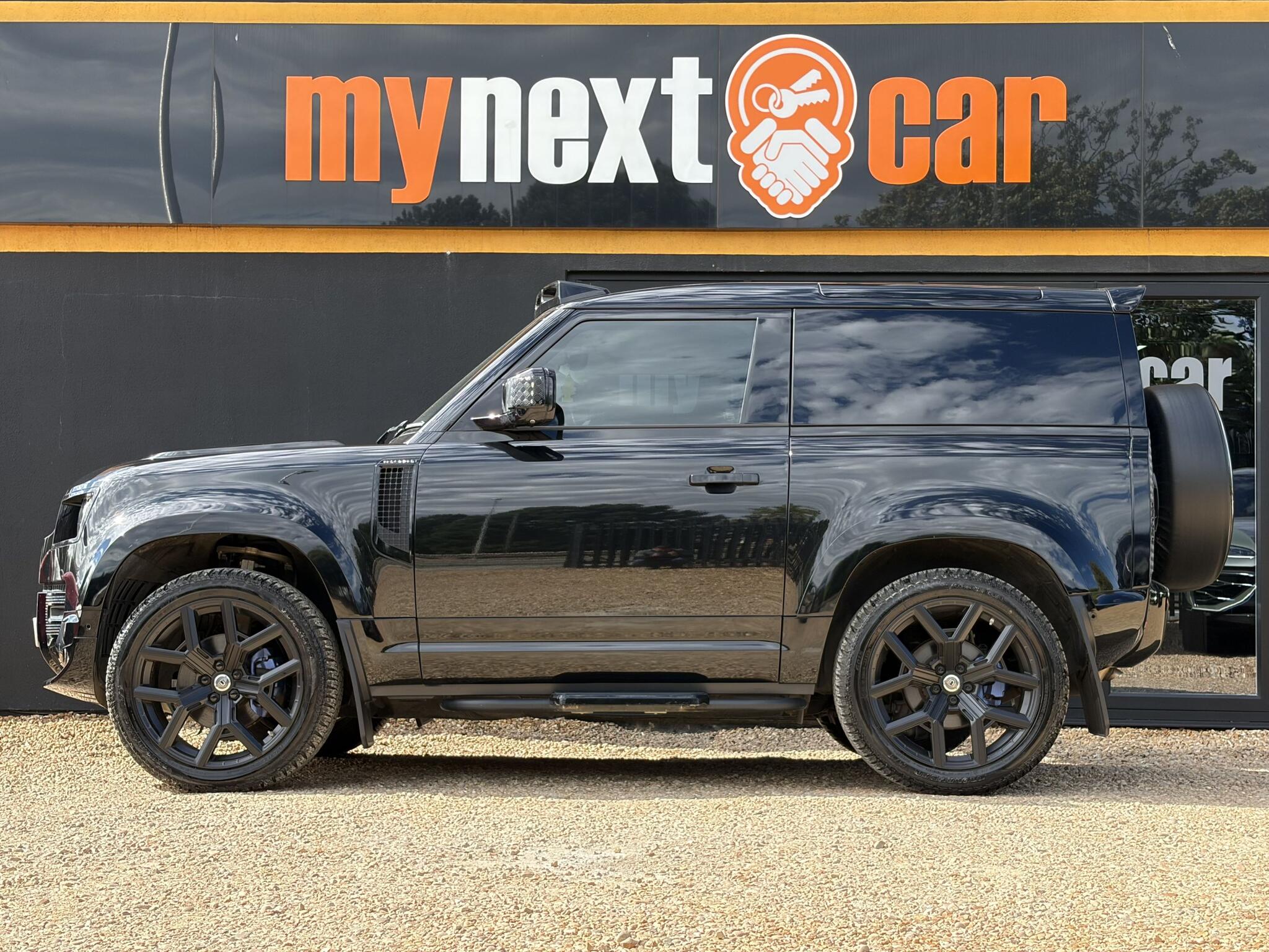 Land Rover Defender 90 view 6