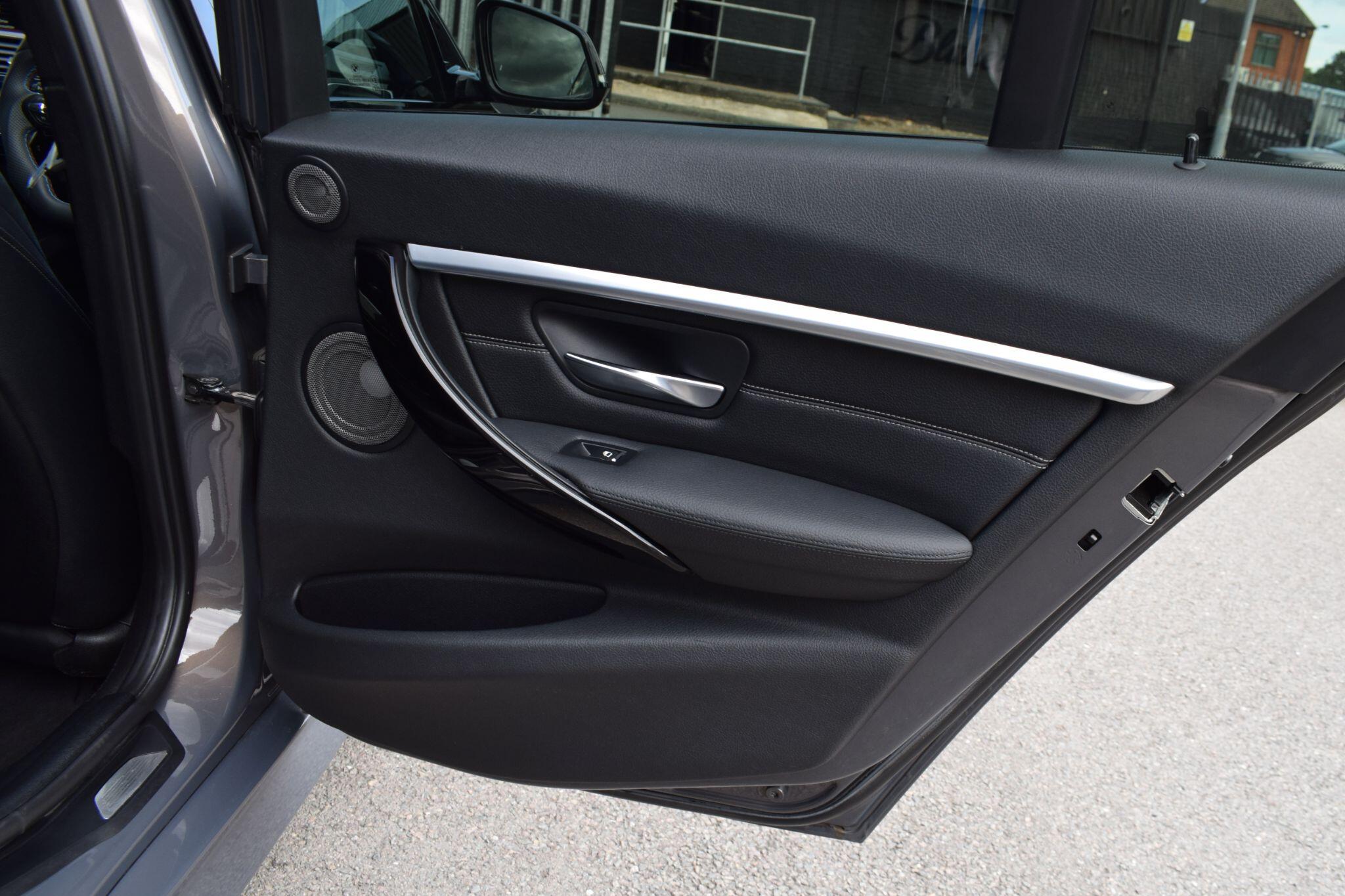 BMW 3 Series view 24