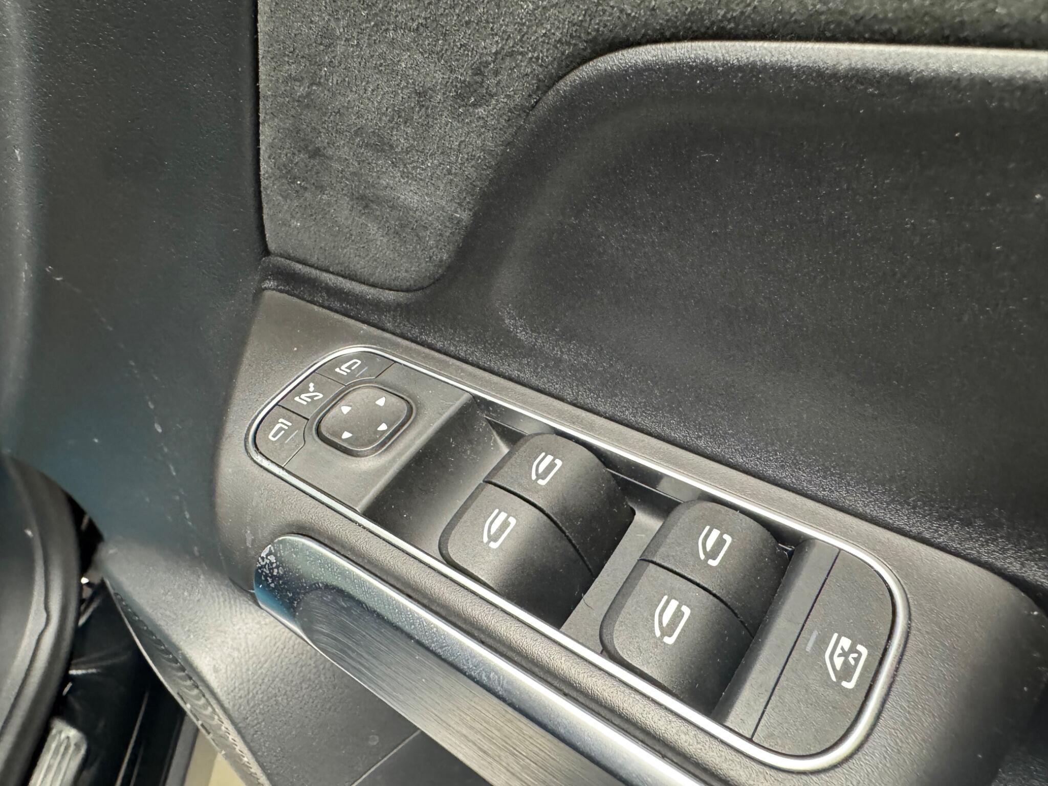 Mercedes-Benz GLB view 11