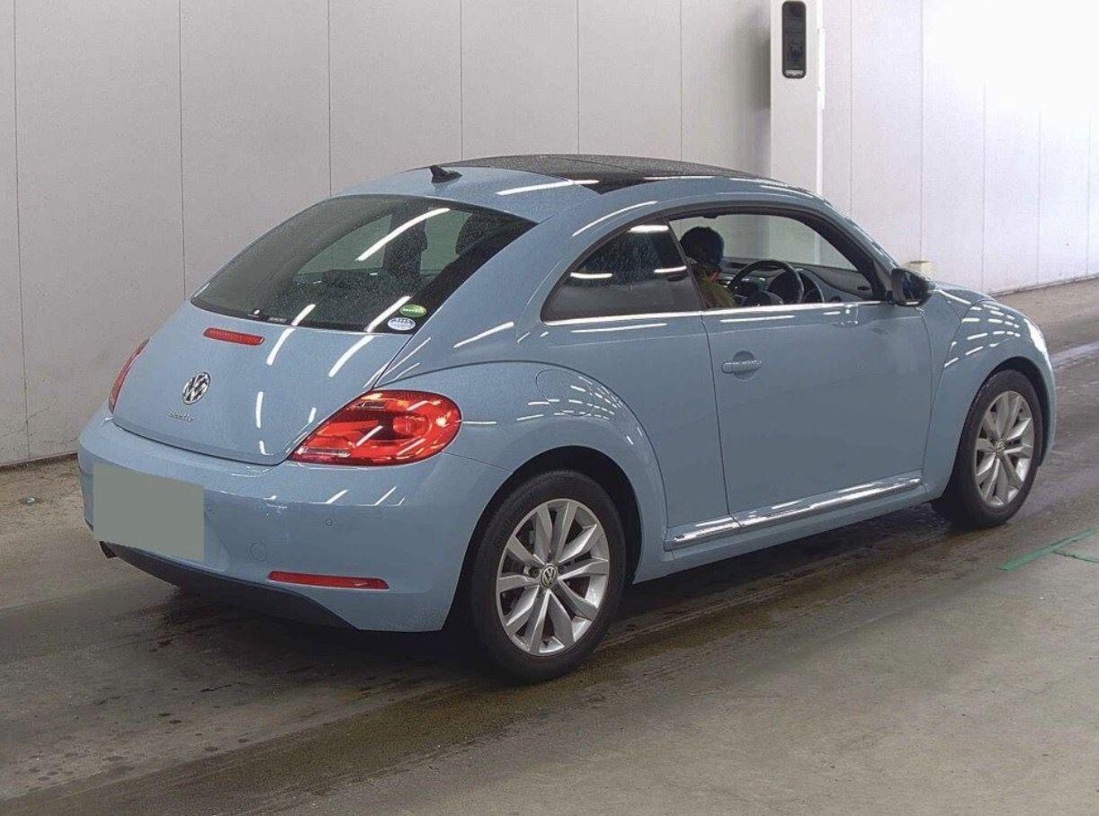 Volkswagen Beetle view 4