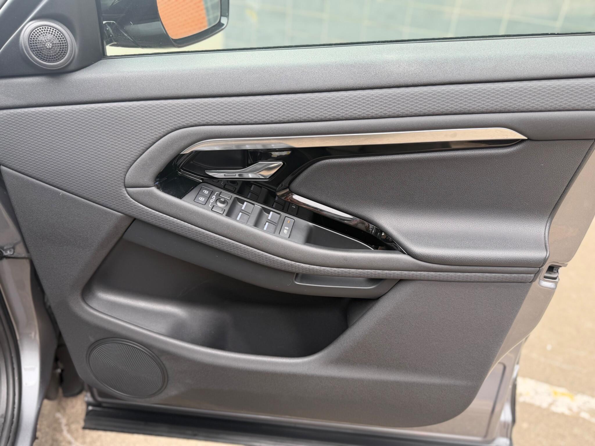 Land Rover Range Rover Evoque view 26