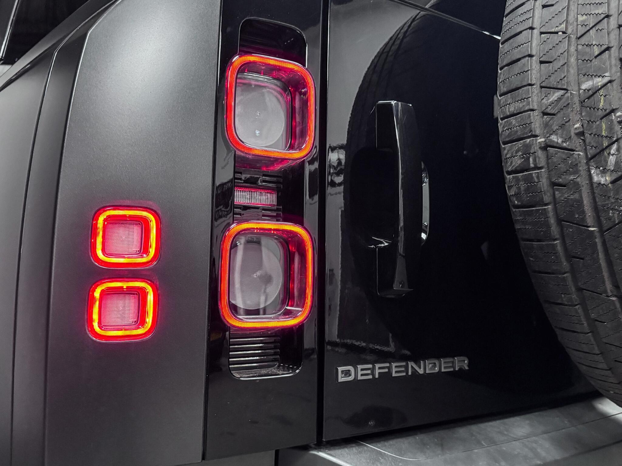 Land Rover Defender 110 view 8