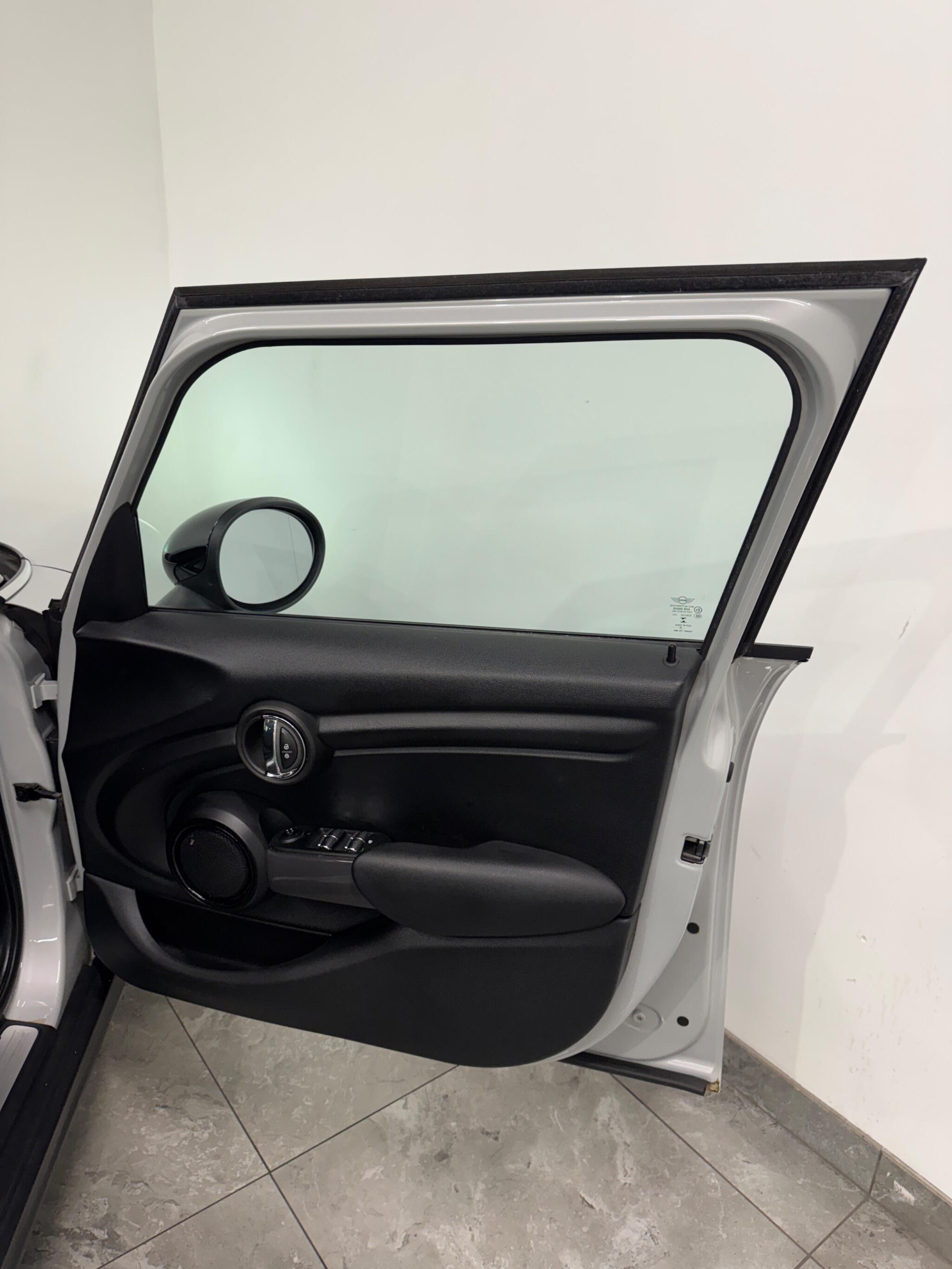 Mini Hatch view 12
