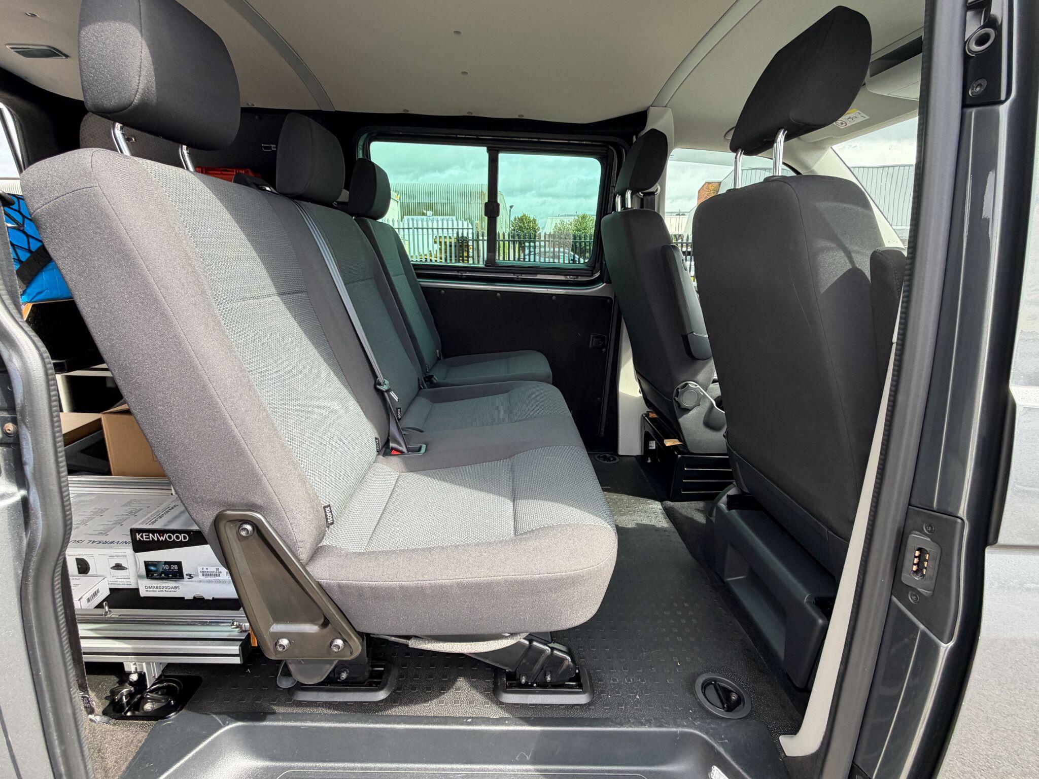 Volkswagen Transporter view 17