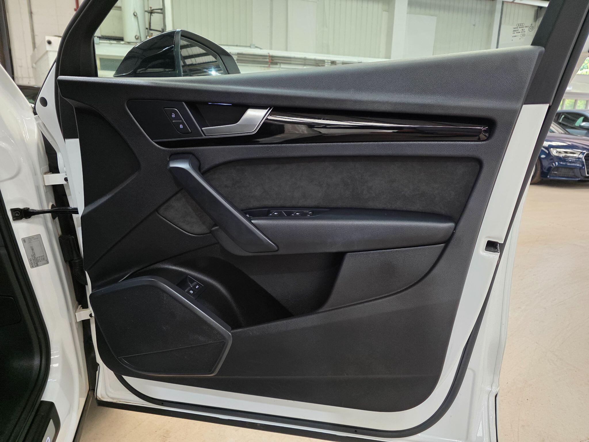 Audi Q5 view 15