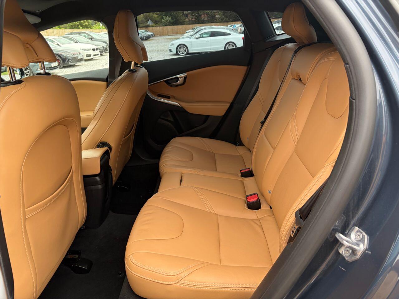 Volvo V40 Cross Country view 18
