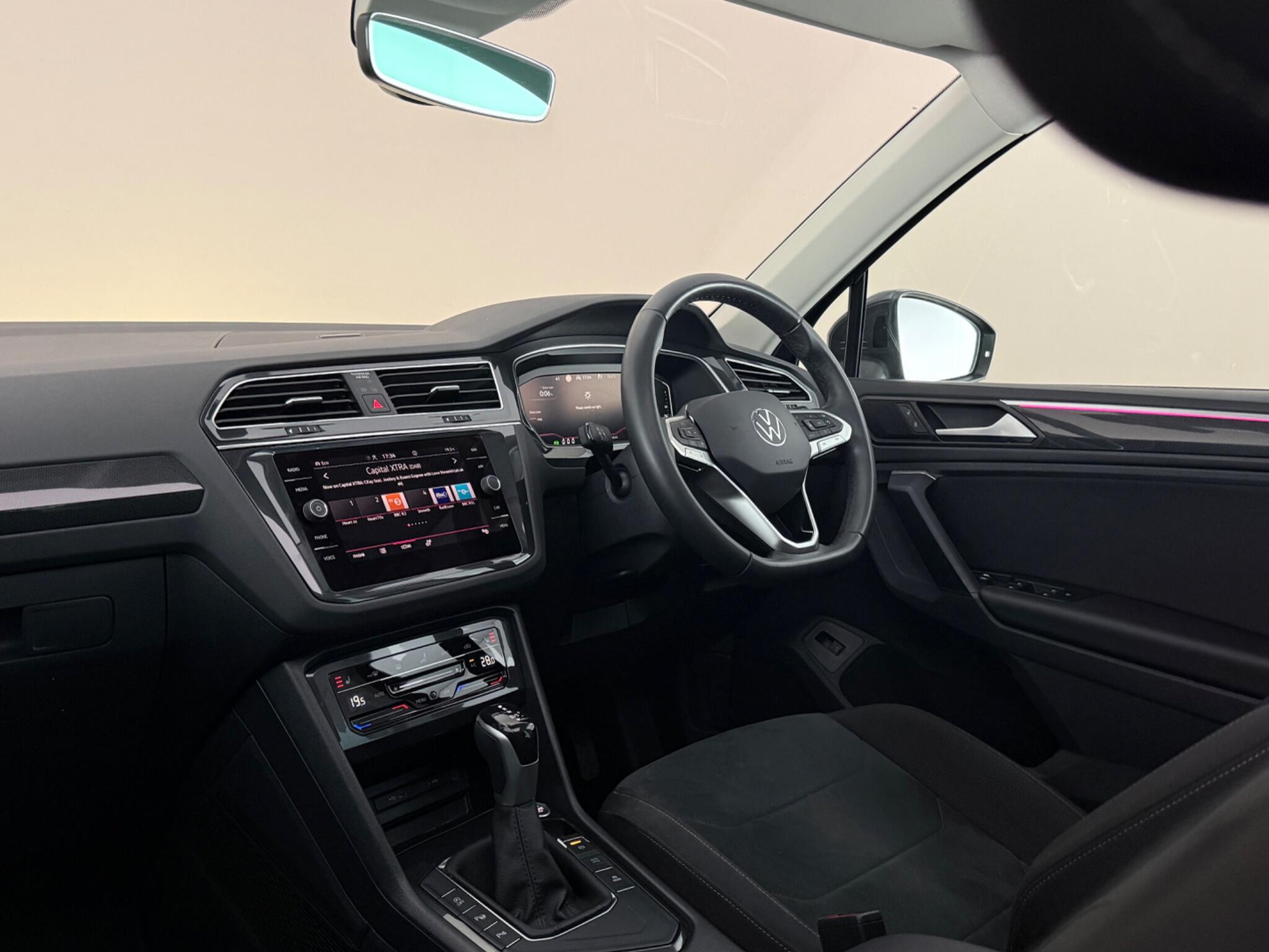 Volkswagen Tiguan view 4