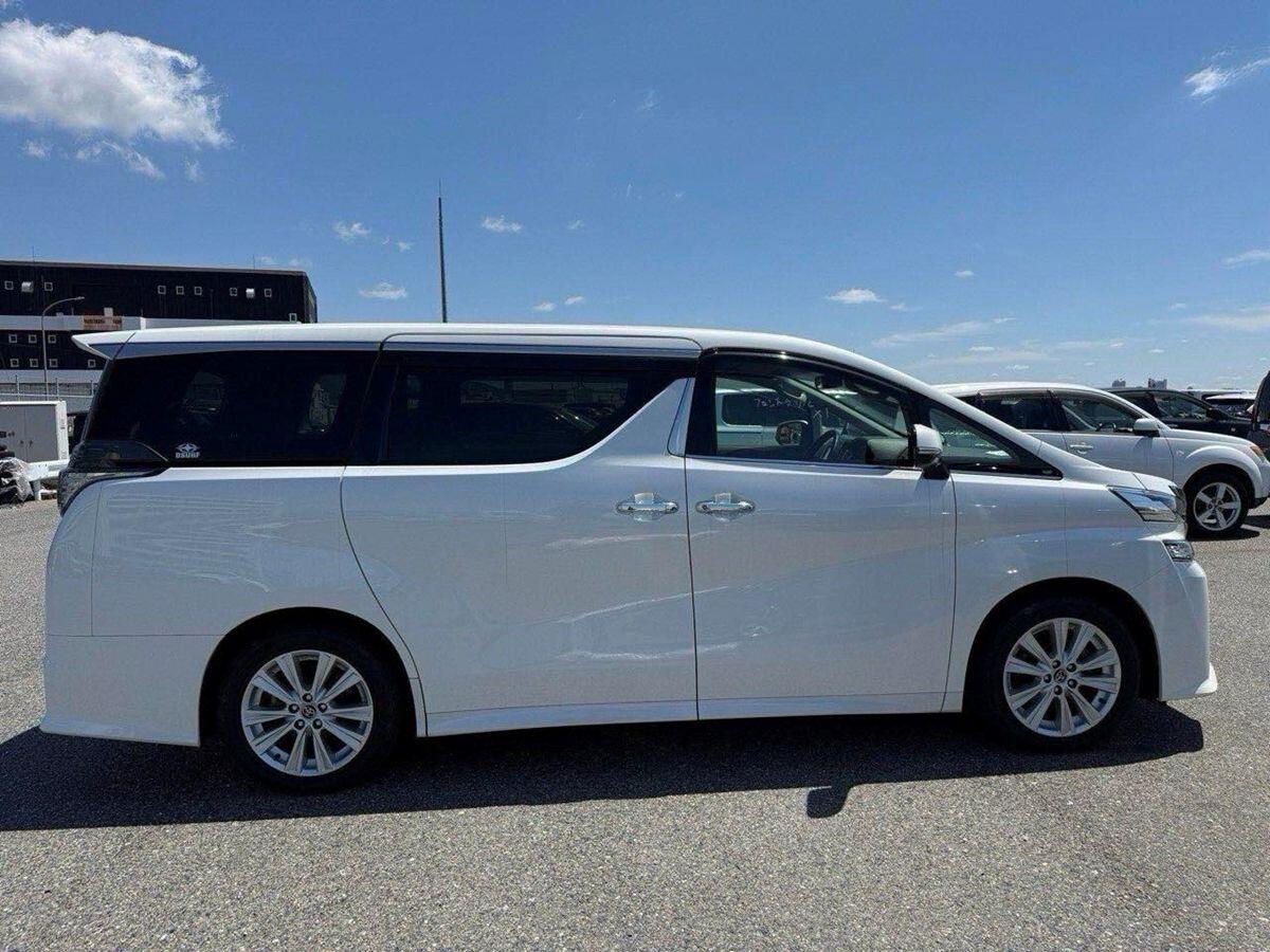 Toyota Vellfire view 8