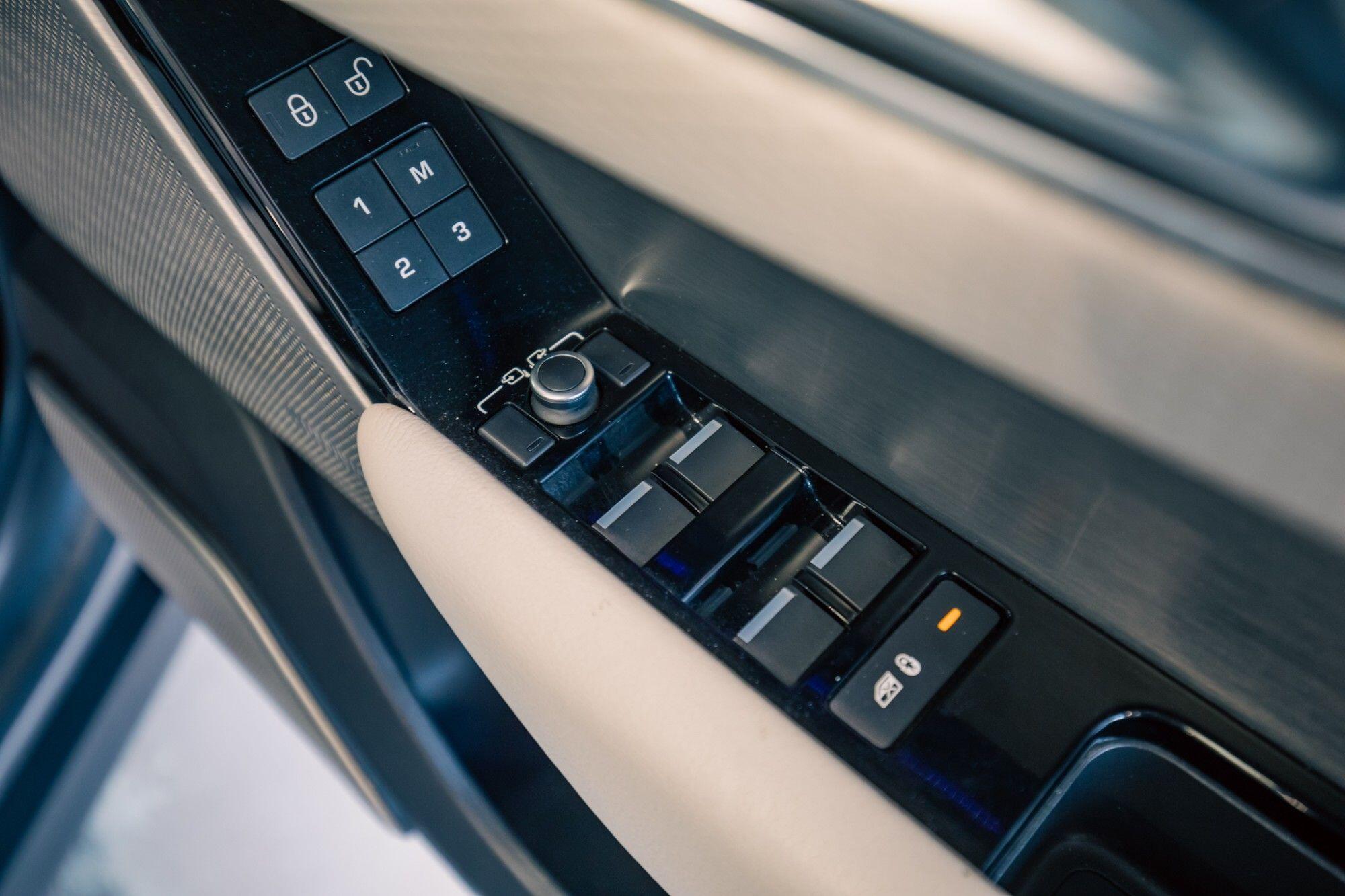 Land Rover Range Rover Velar view 11