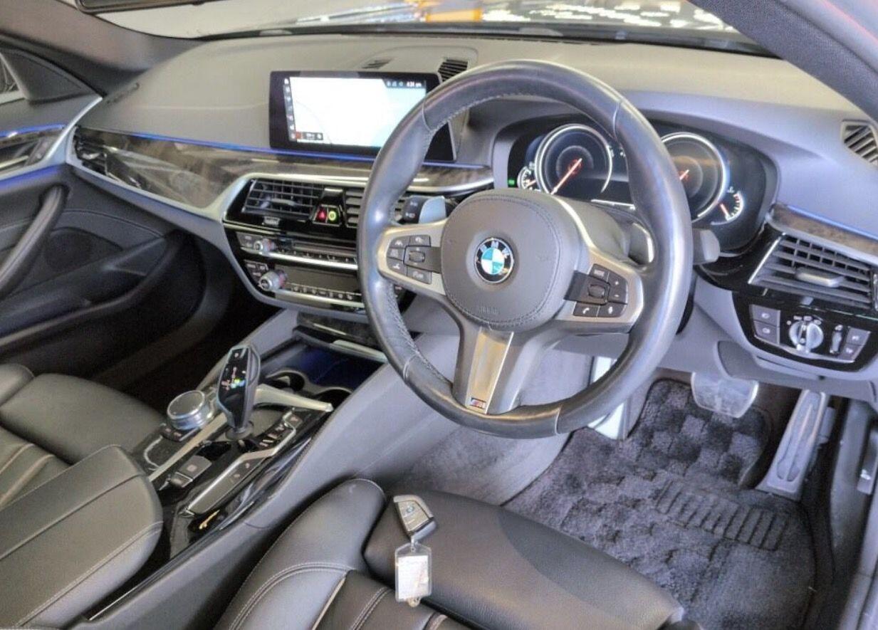 BMW 5 Series view 6