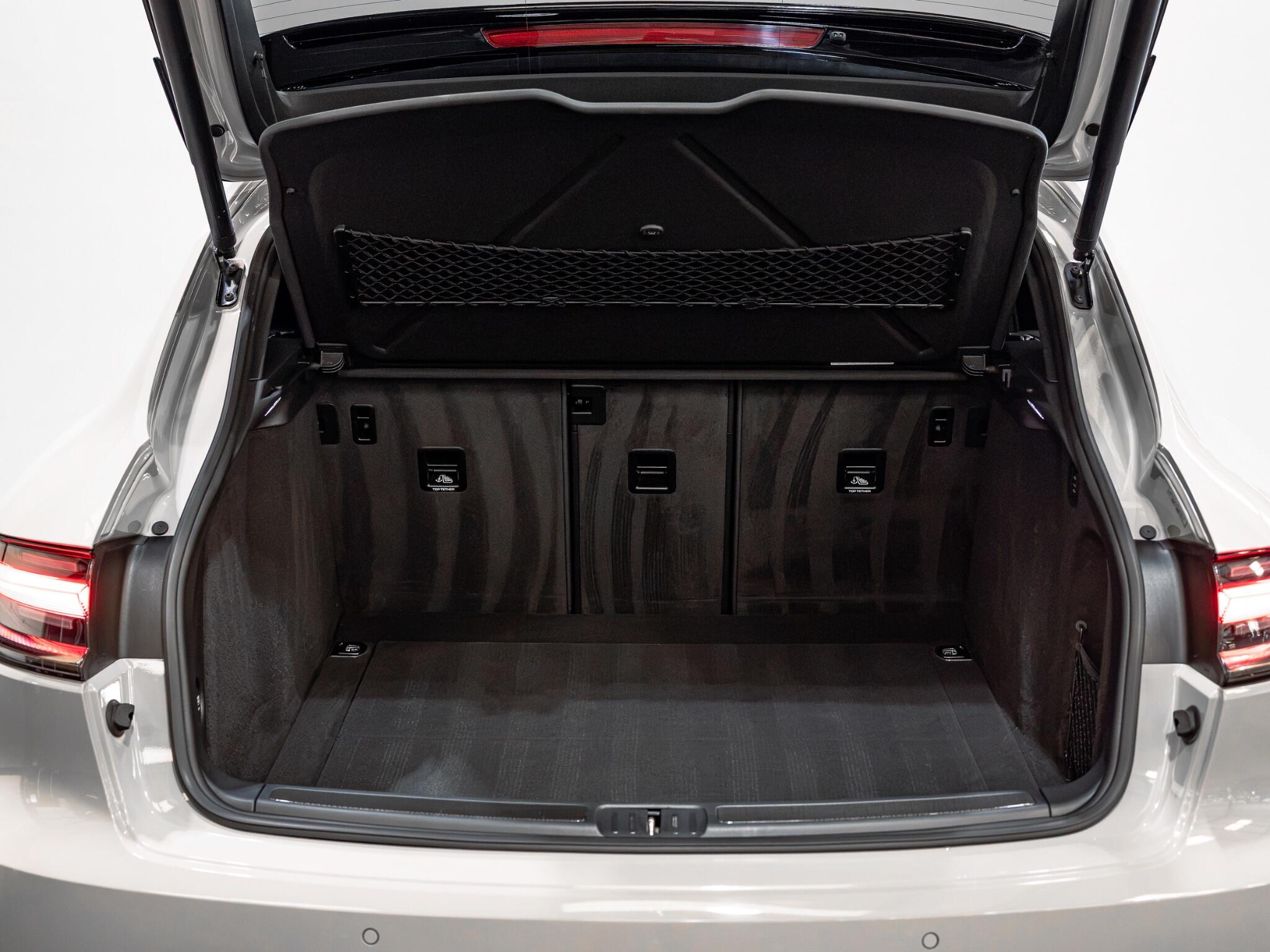 Porsche Macan view 29
