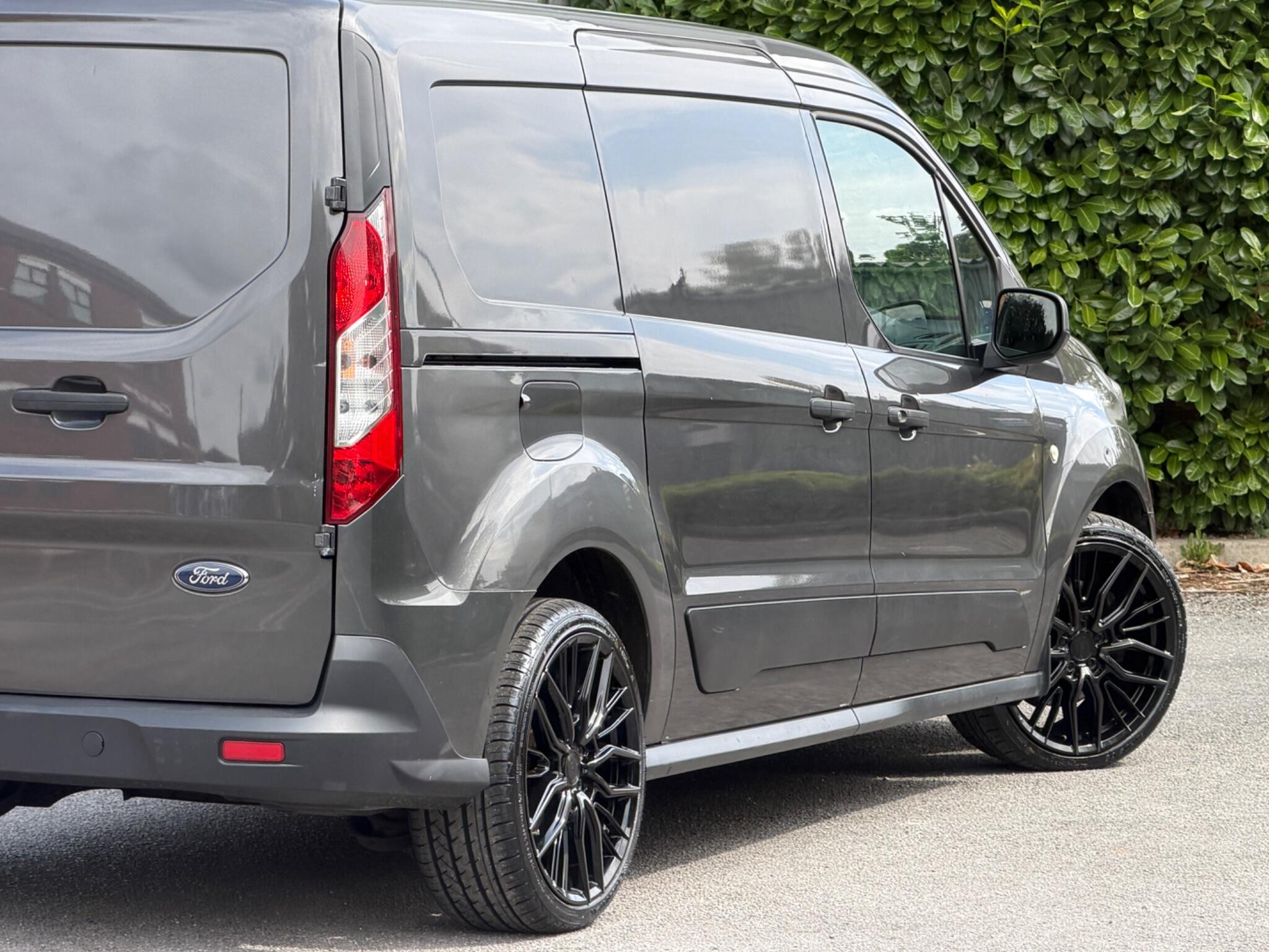 Ford Transit Connect view 37