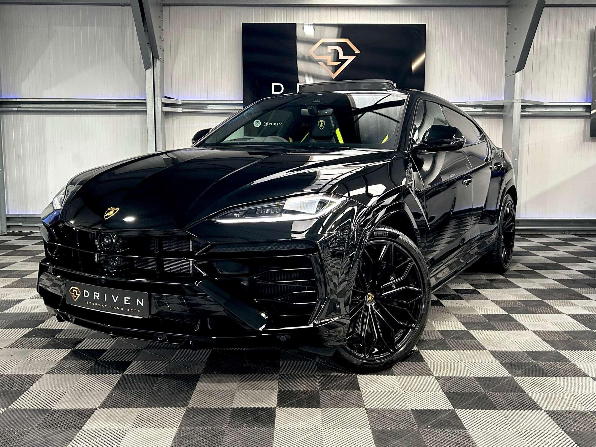 Lamborghini Urus view 4