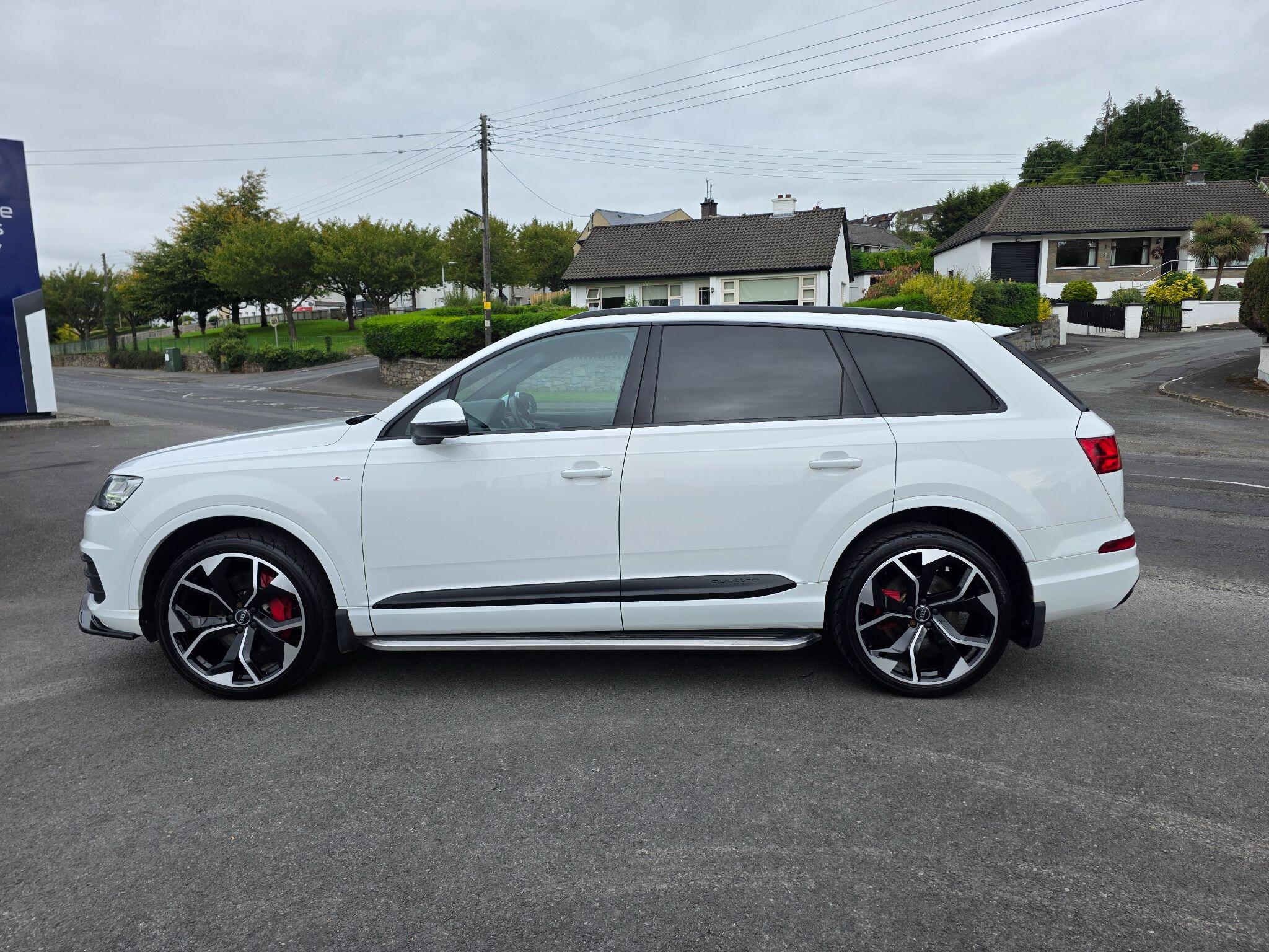 Audi Q7 view 6