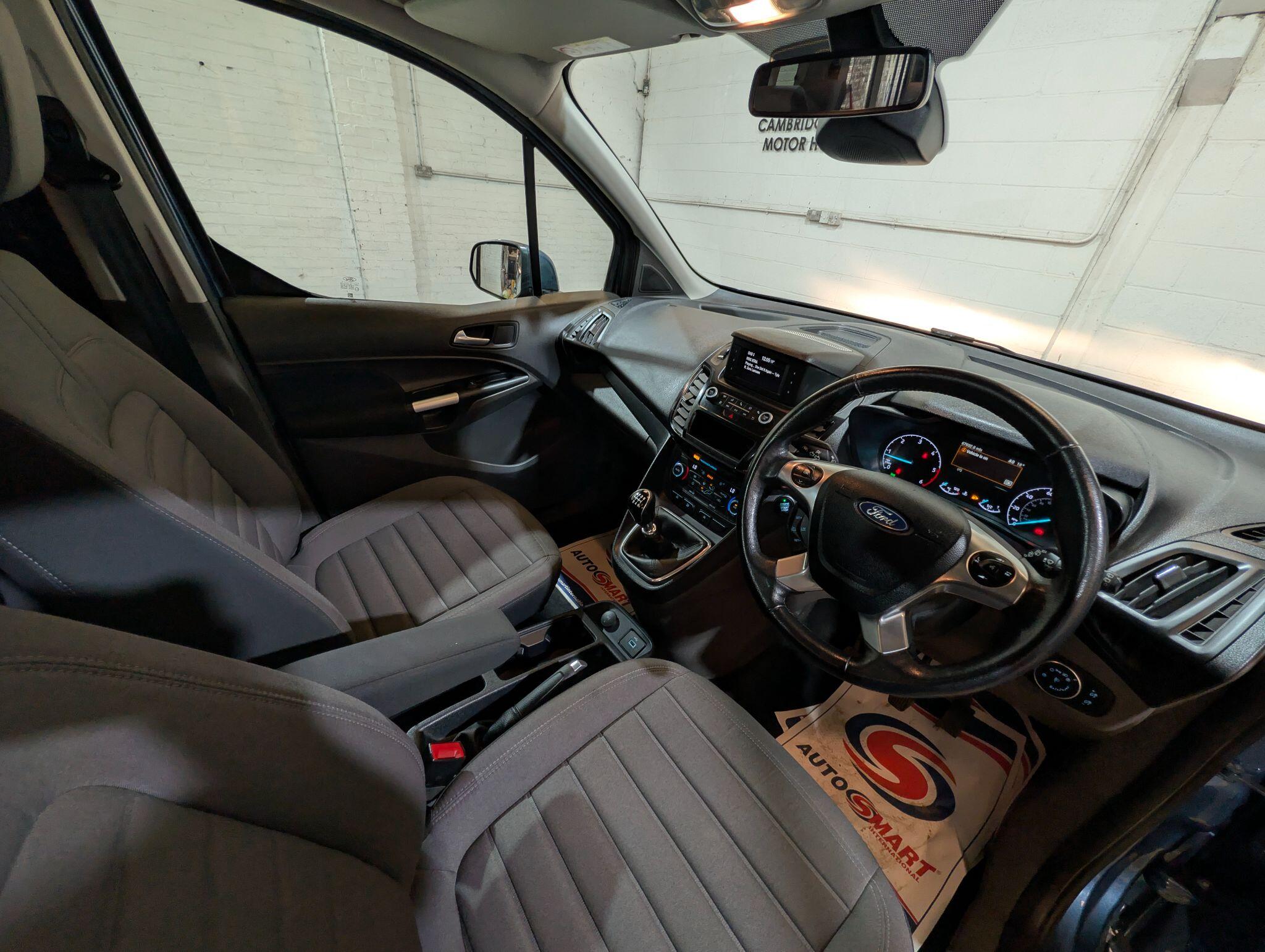 Ford Grand Tourneo Connect view 21
