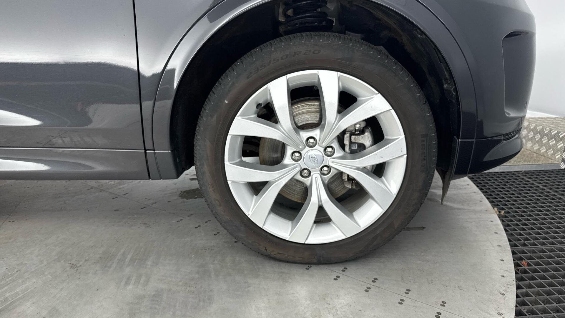 Land Rover Discovery Sport view 40