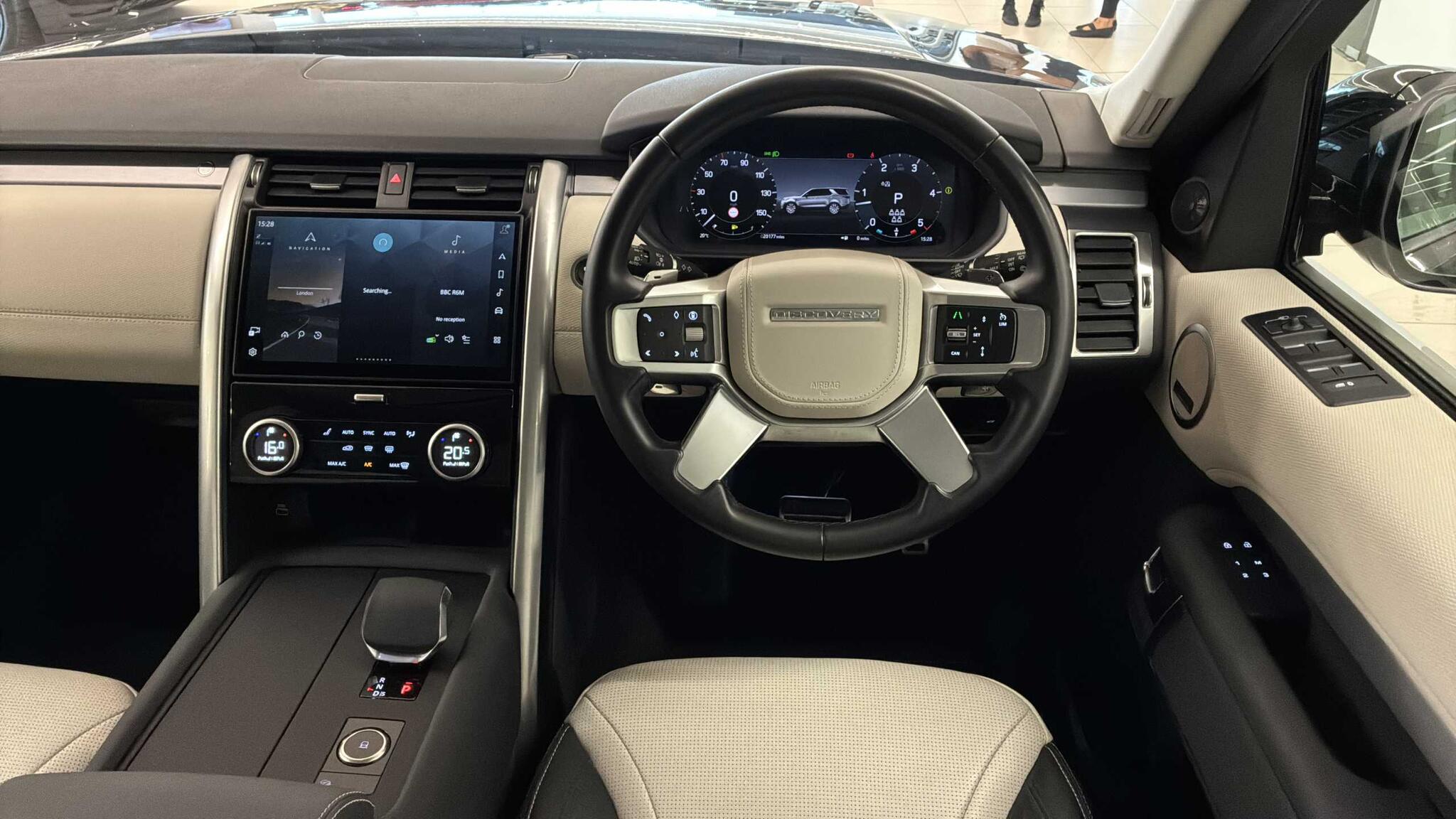 Land Rover Discovery view 15