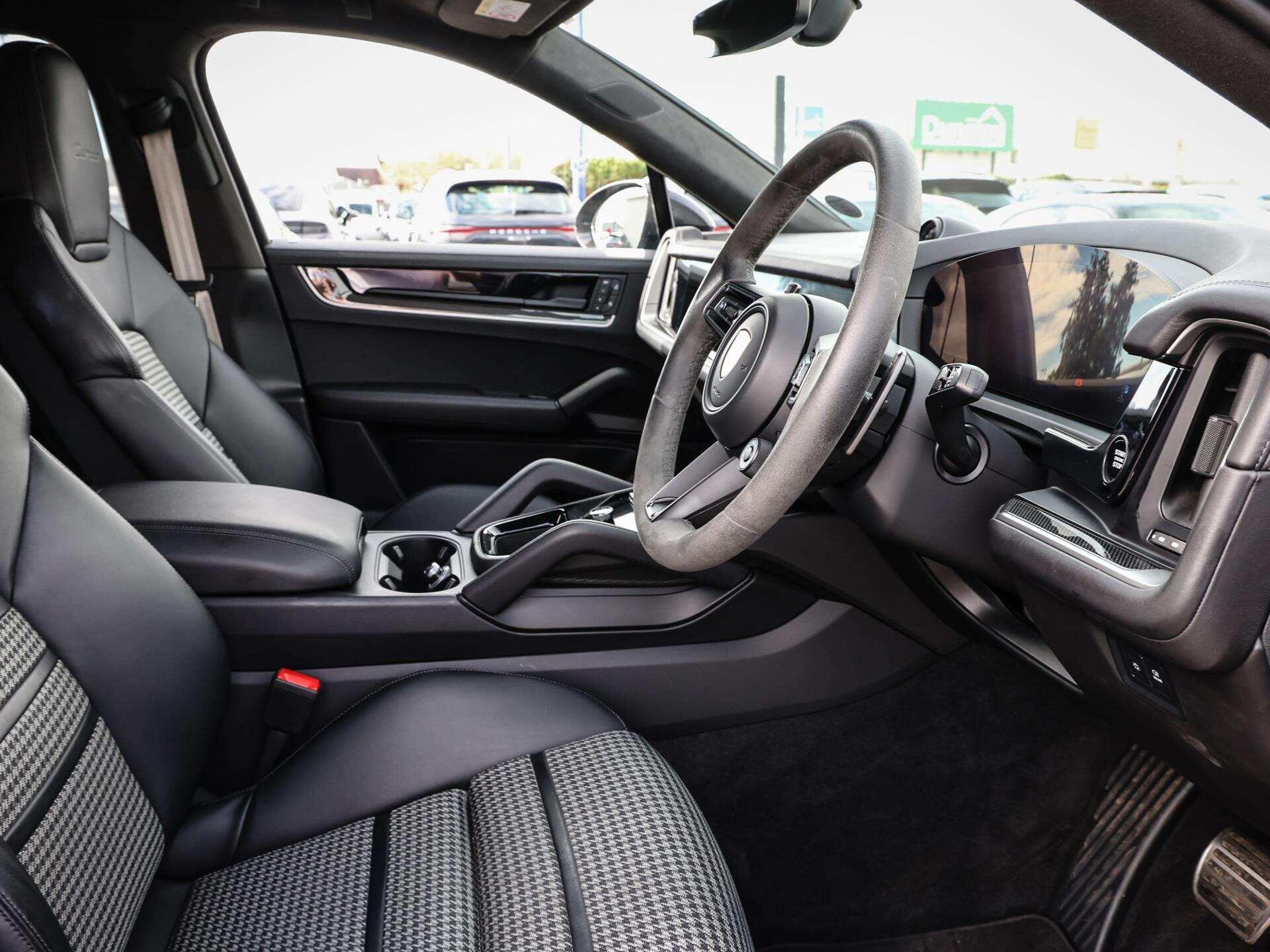 Porsche Cayenne view 12