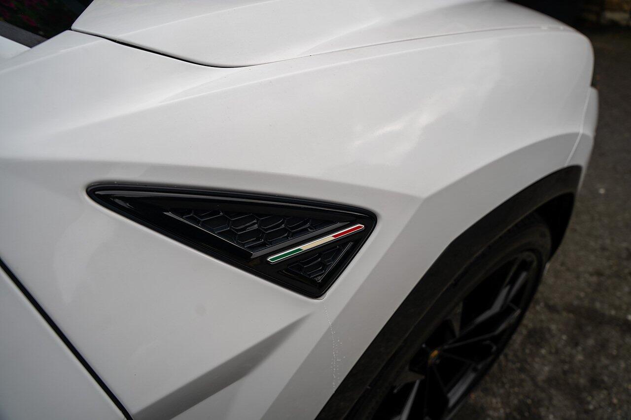 Lamborghini Urus view 109
