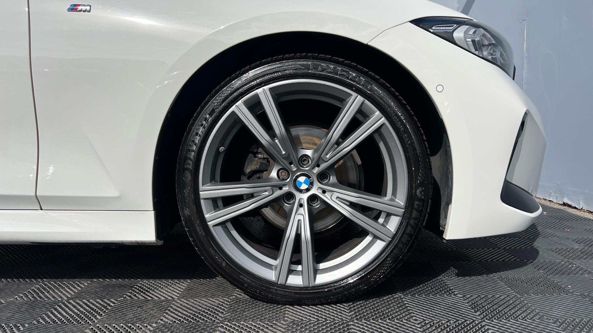 BMW 3 Series view 14