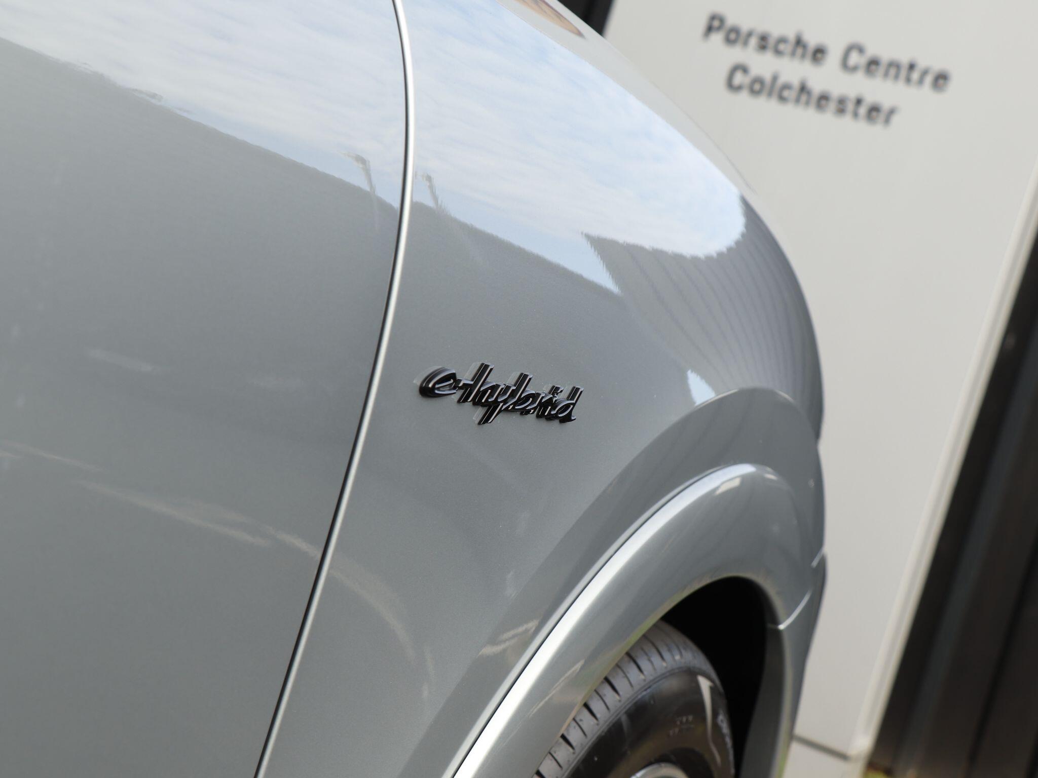 Porsche Cayenne view 31