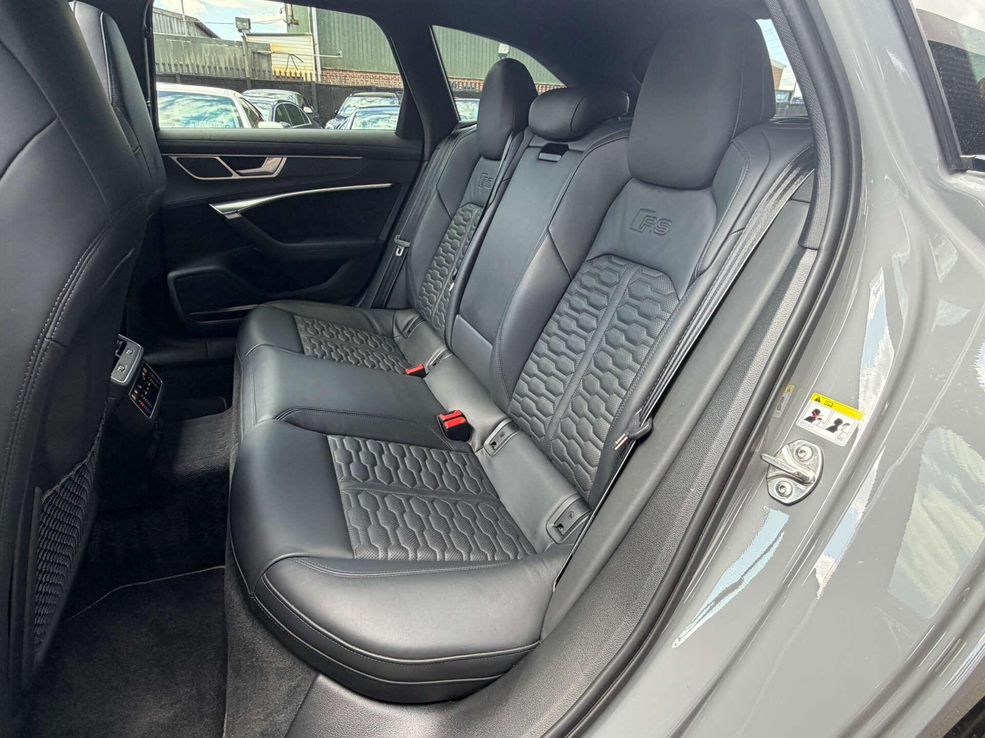 Audi RS6 Avant view 27