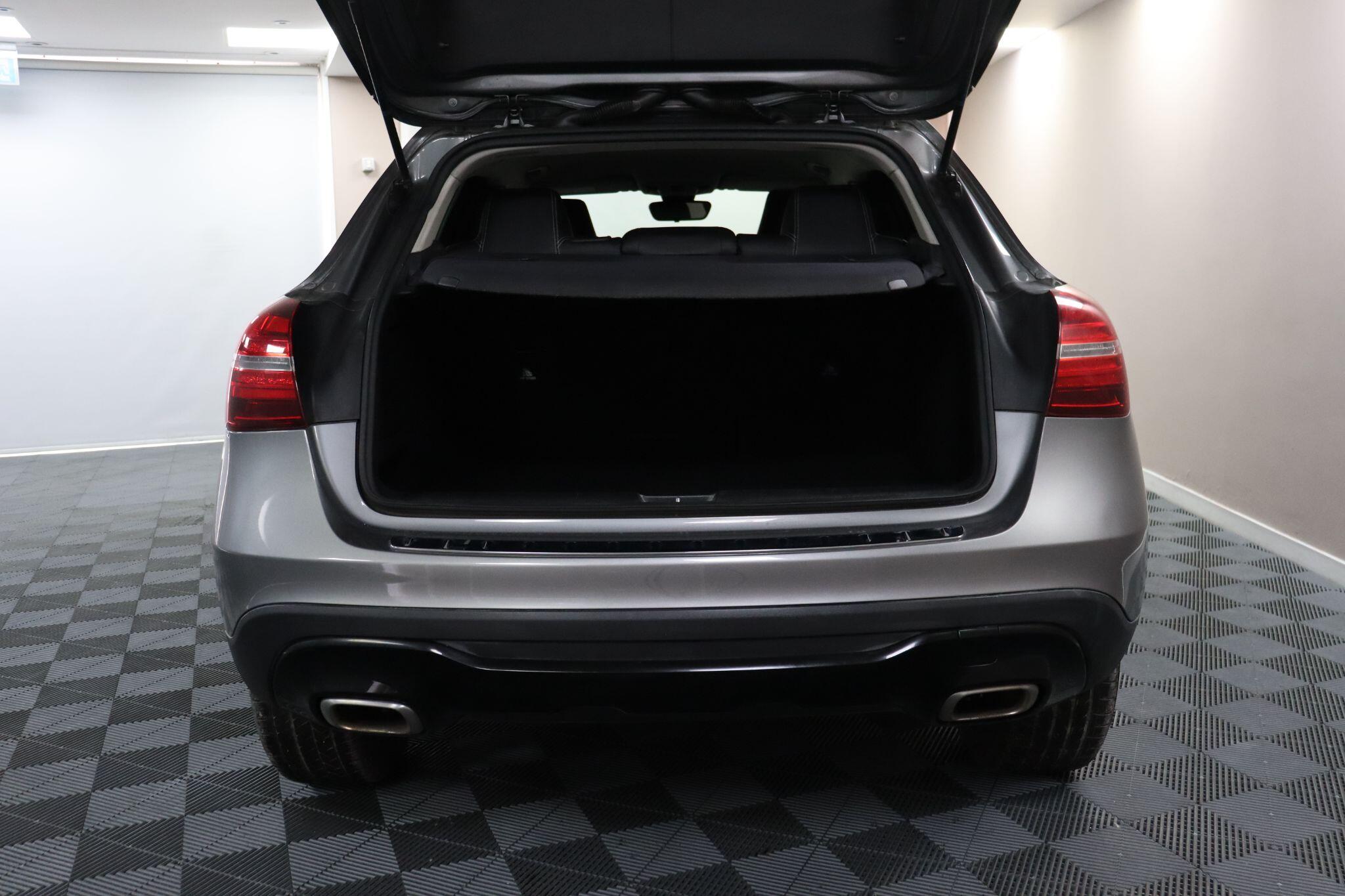 Mercedes-Benz Gla view 14