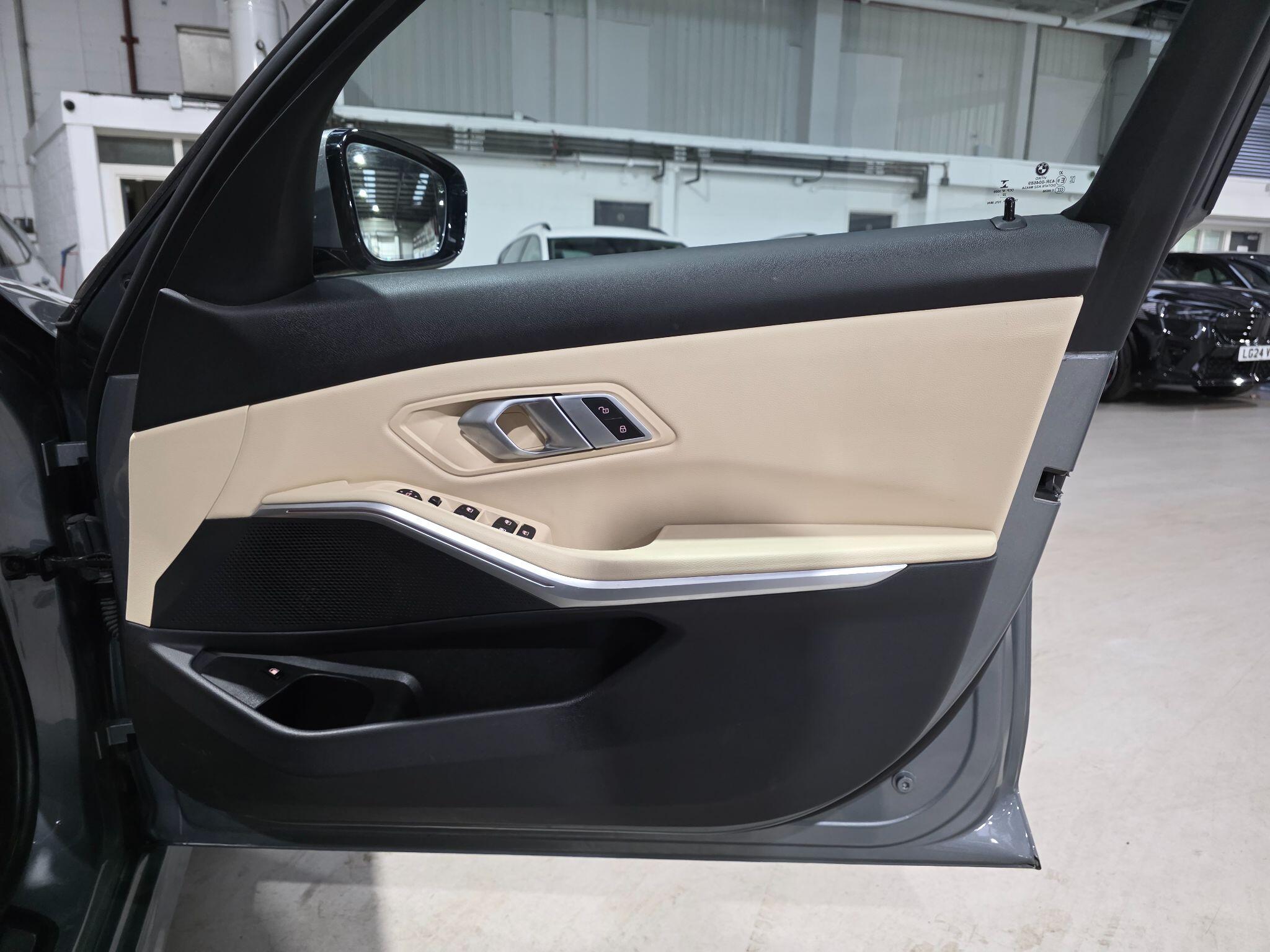 BMW 3 Series view 14