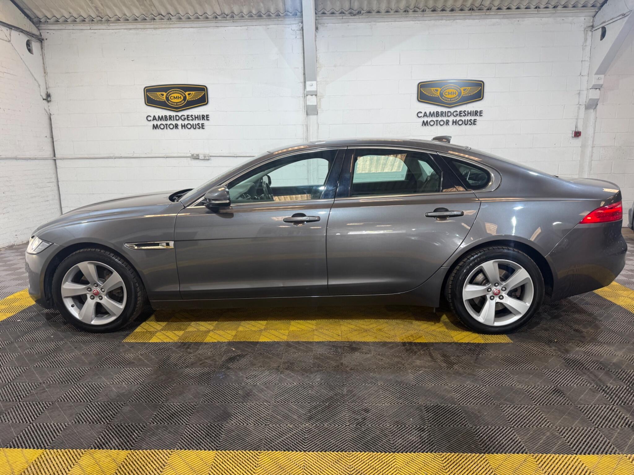 Jaguar XF view 10