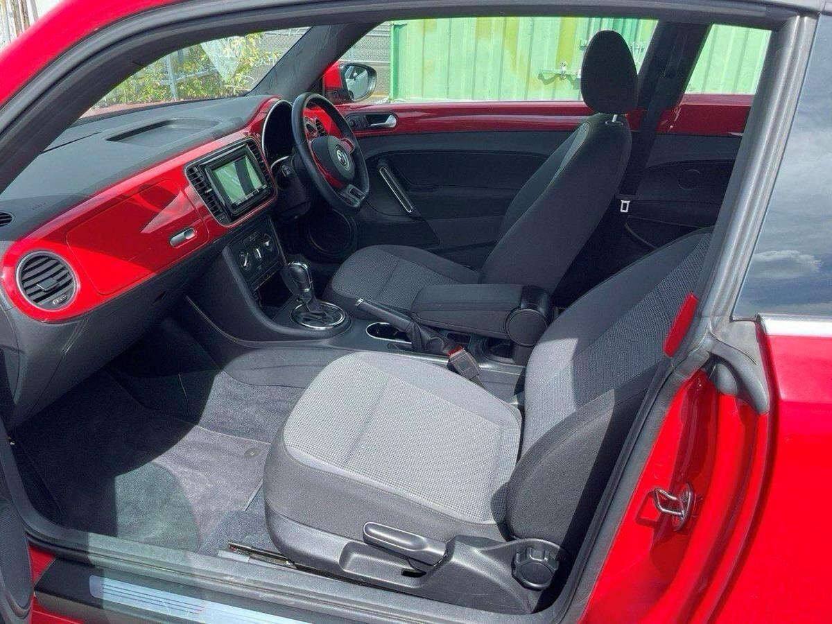 Volkswagen Beetle view 9