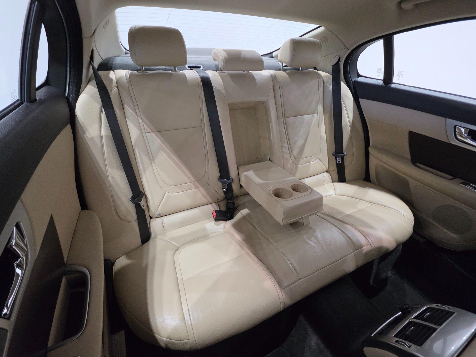 Jaguar XF view 18