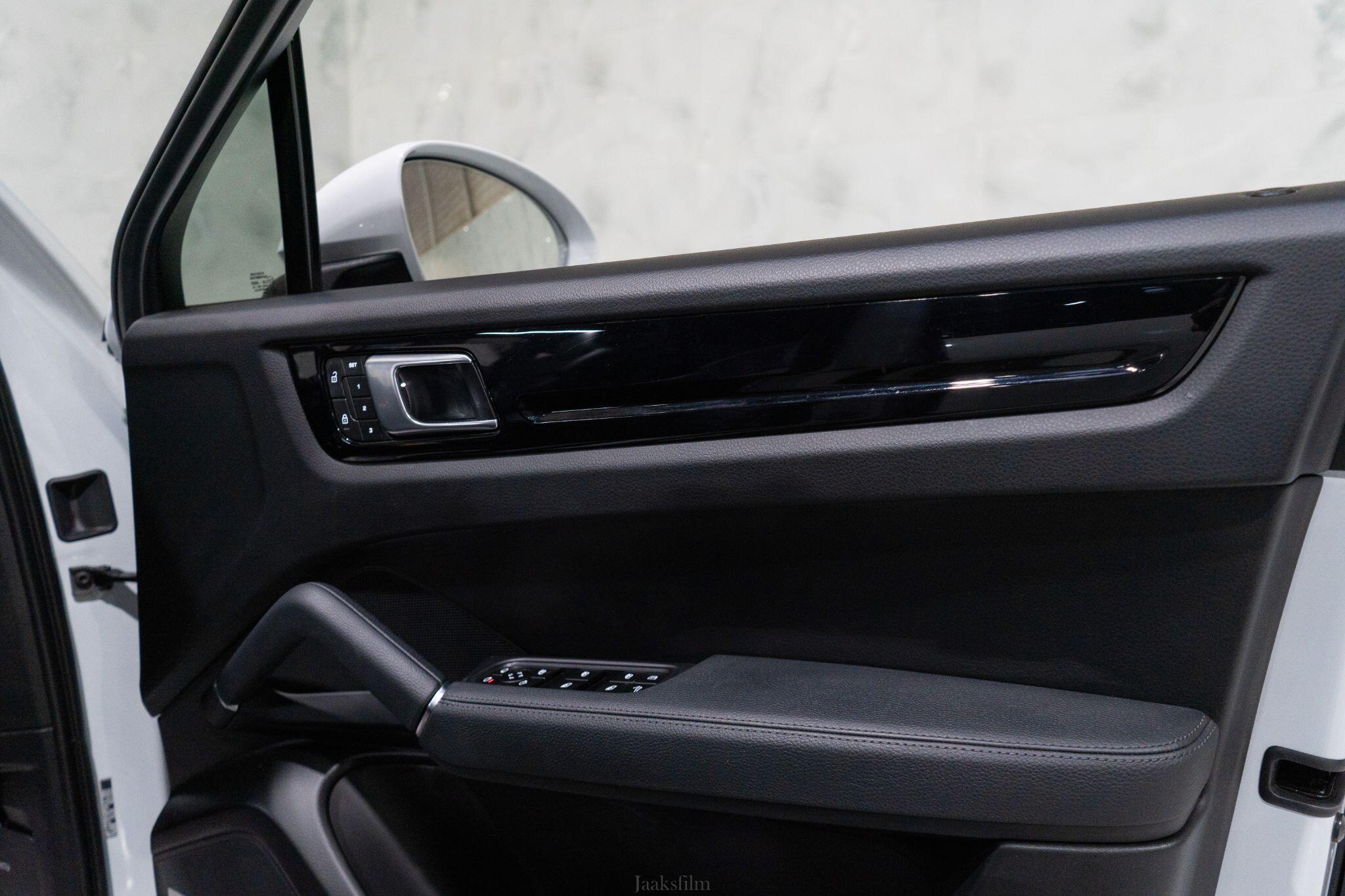 Porsche Cayenne view 31