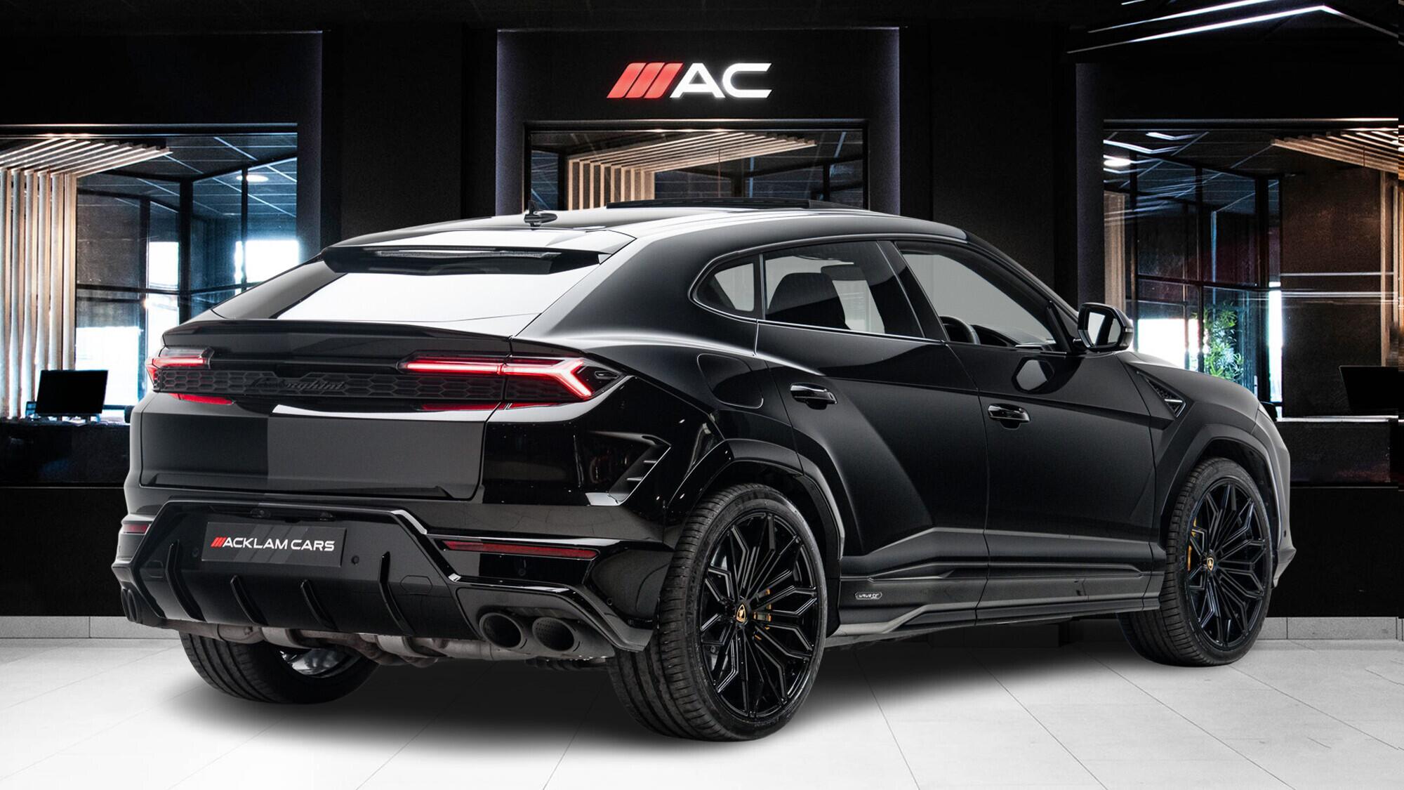 Lamborghini Urus view 4