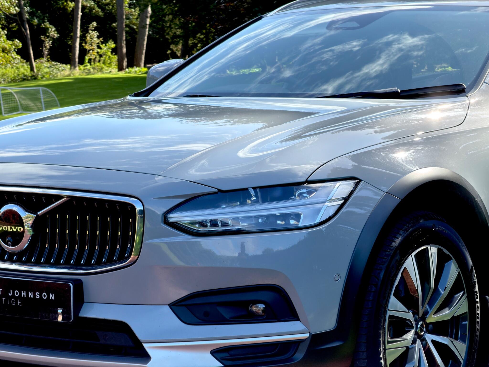 Volvo V90 Cross Country view 31