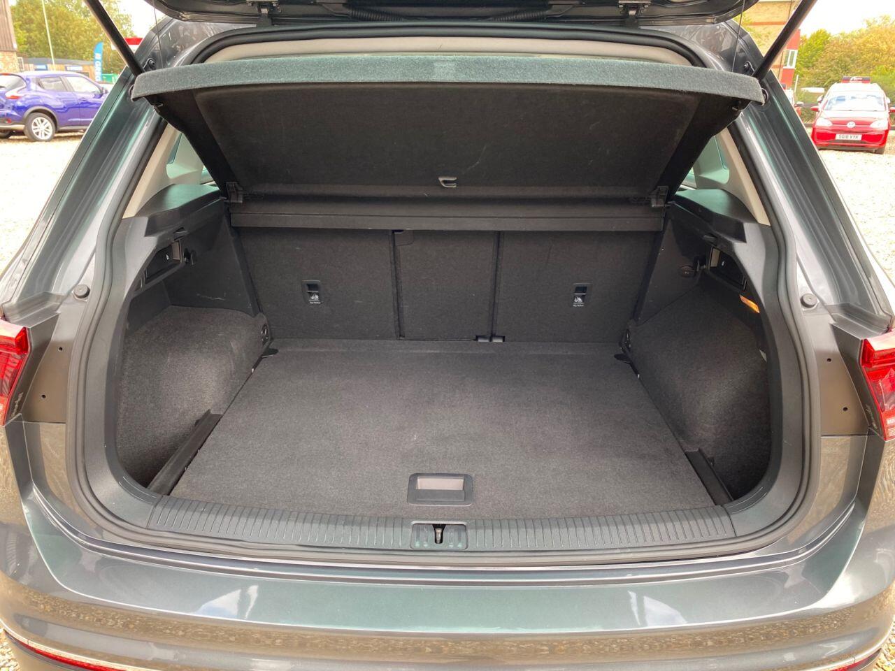 Volkswagen Tiguan view 6