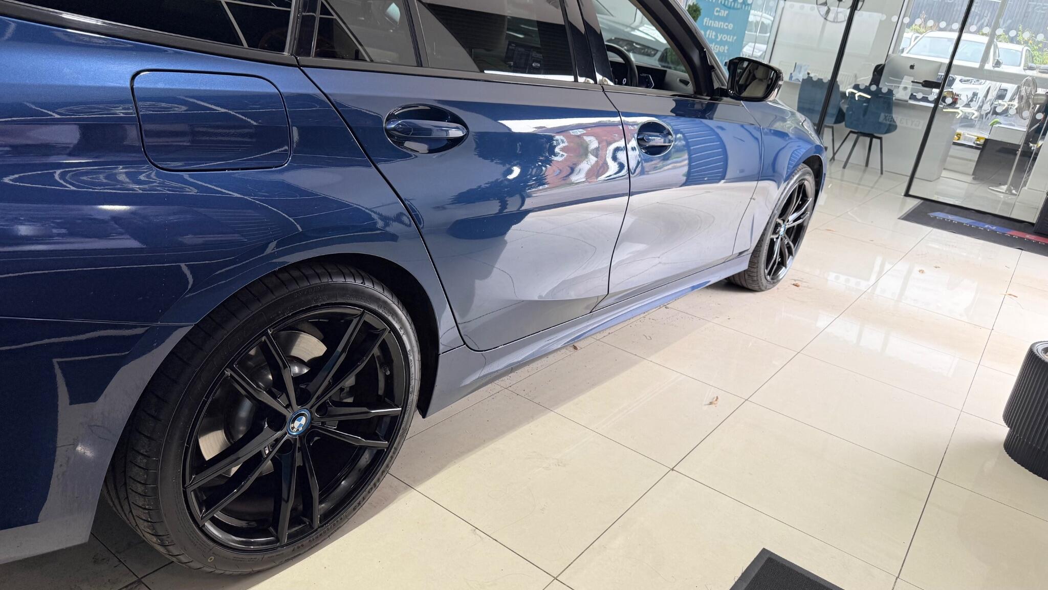 BMW 3 Series view 24