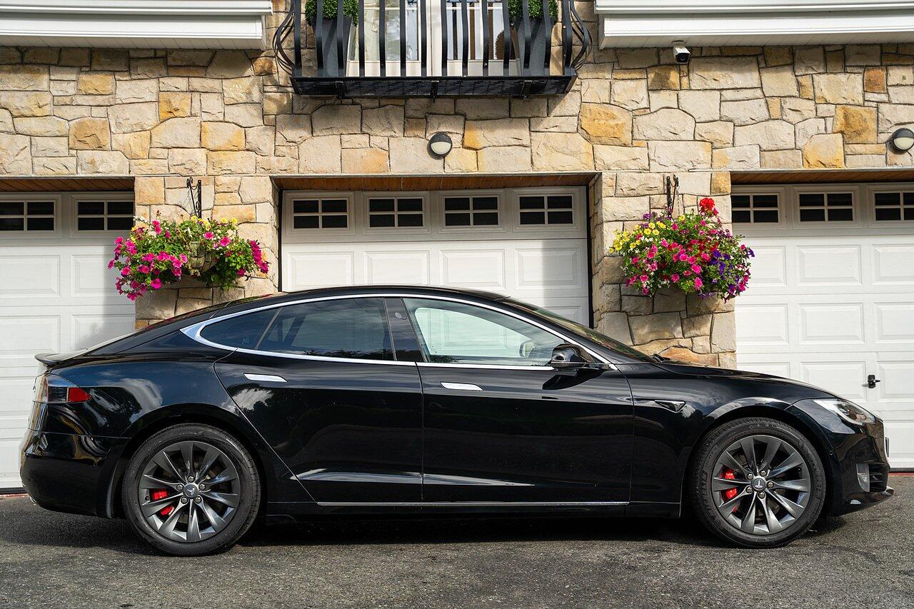 Tesla Model S view 3