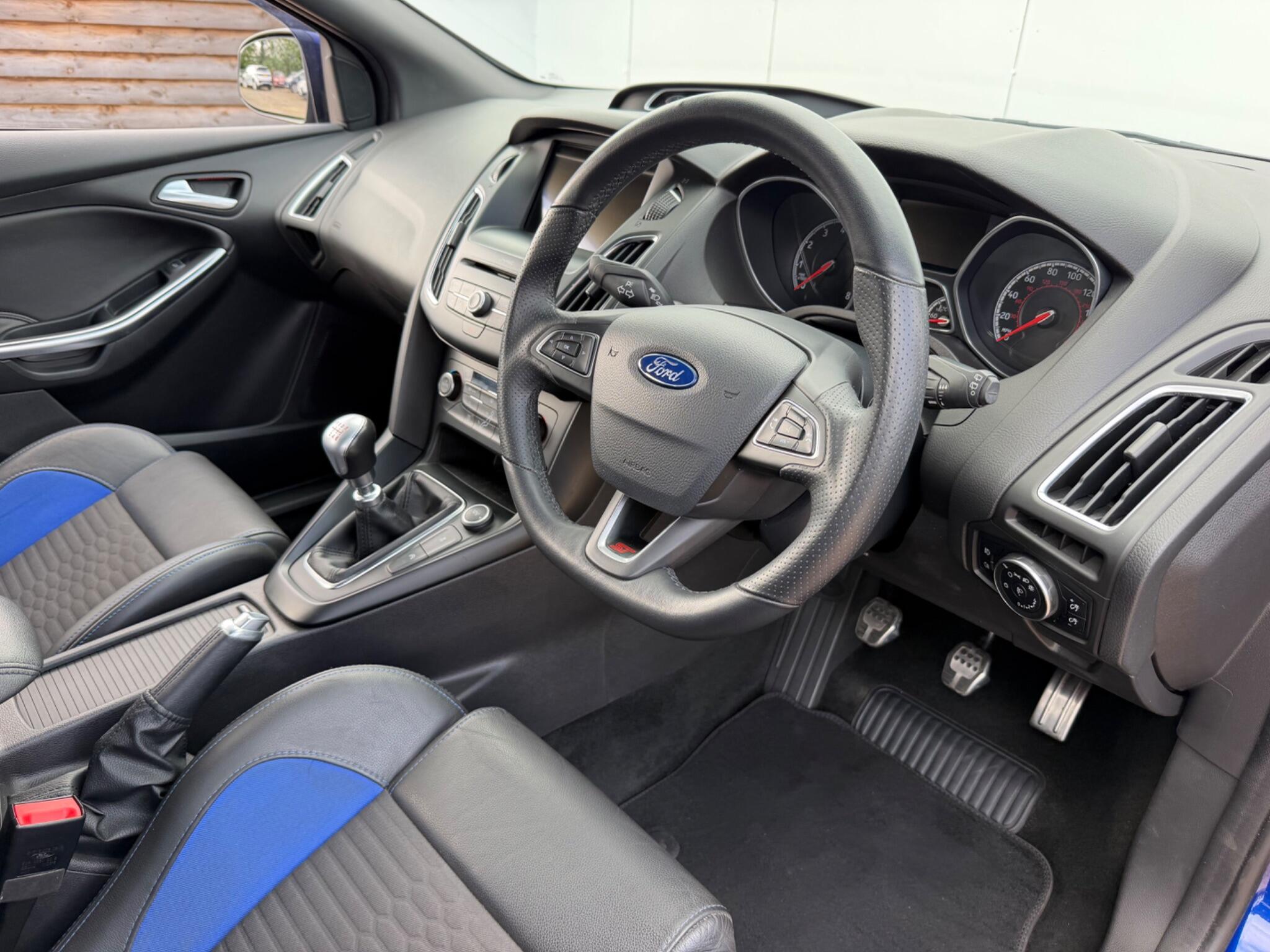 Ford Focus view 12