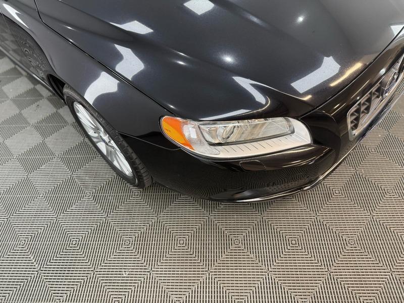 2010 Volvo V70 image 11