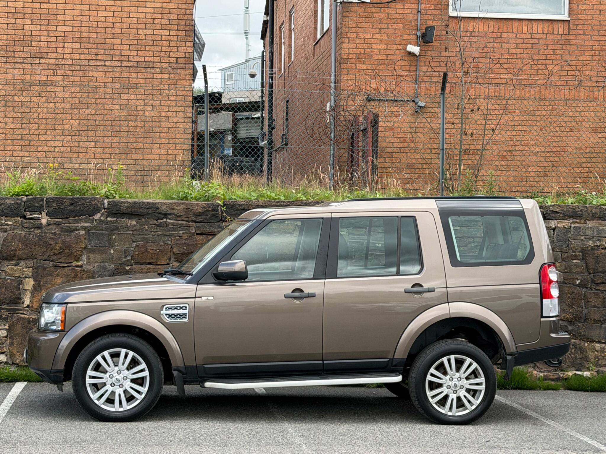 Land Rover Discovery view 4
