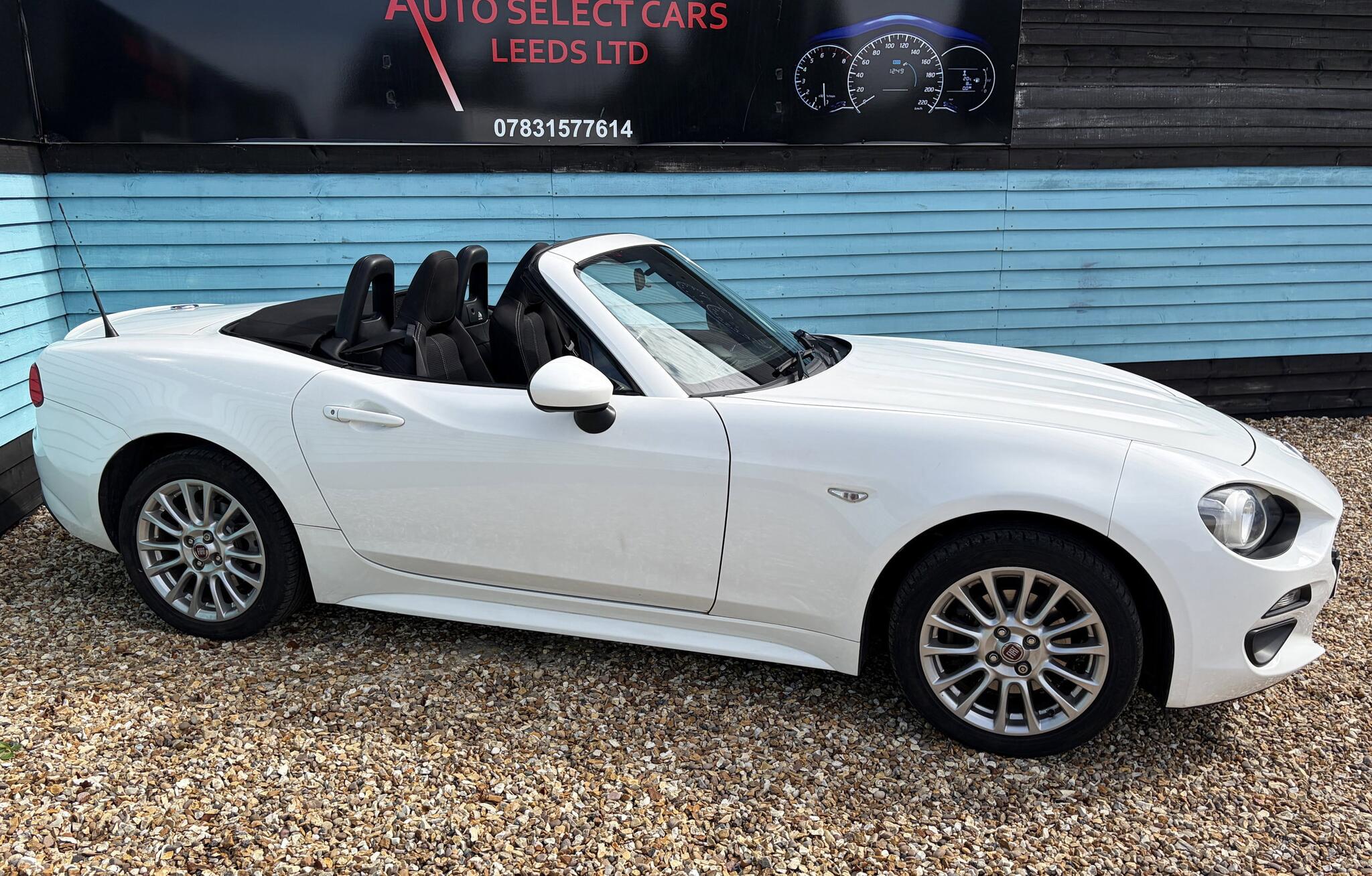 Fiat 124 Spider view 3