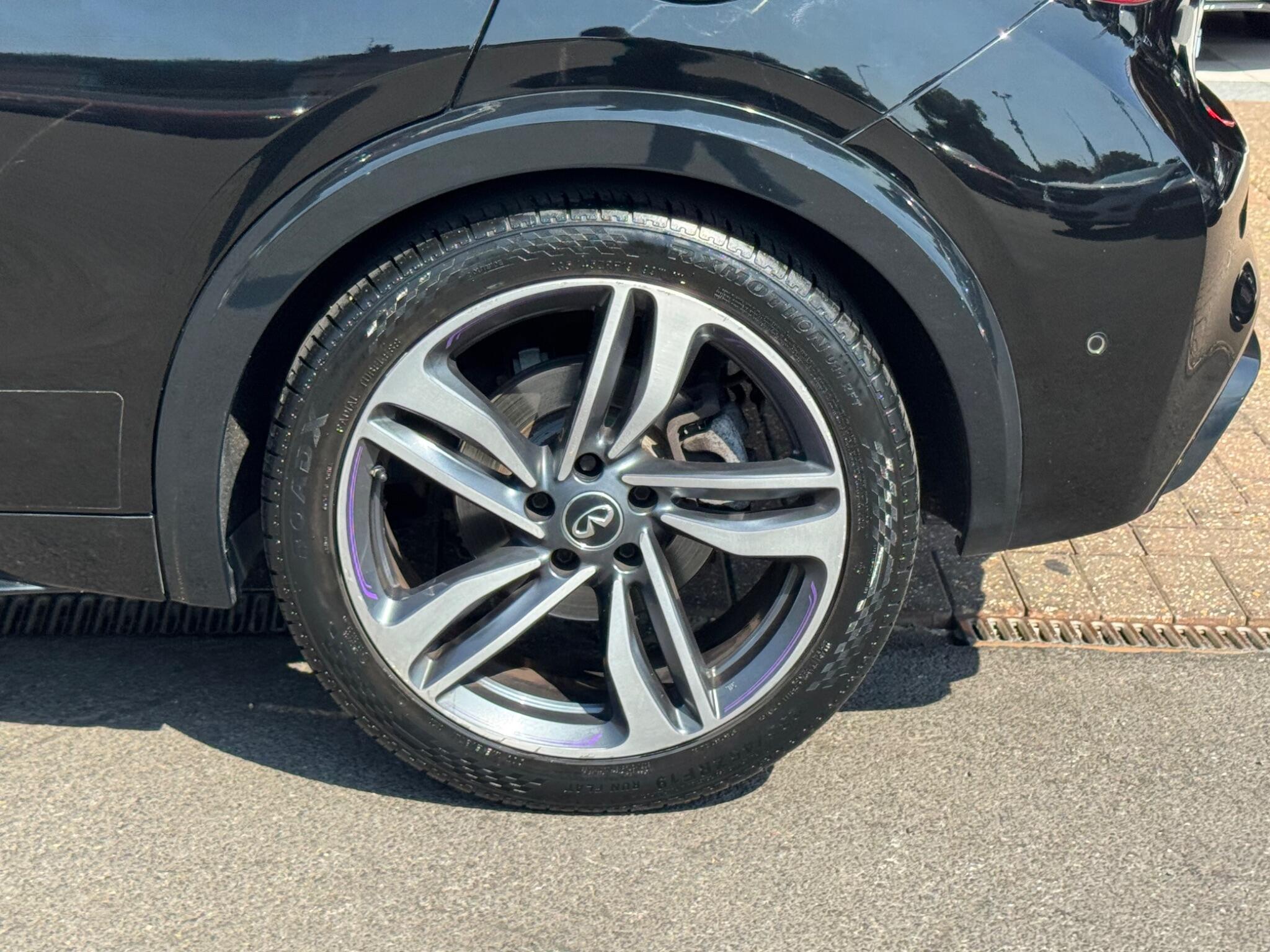 Infiniti Q30 view 34