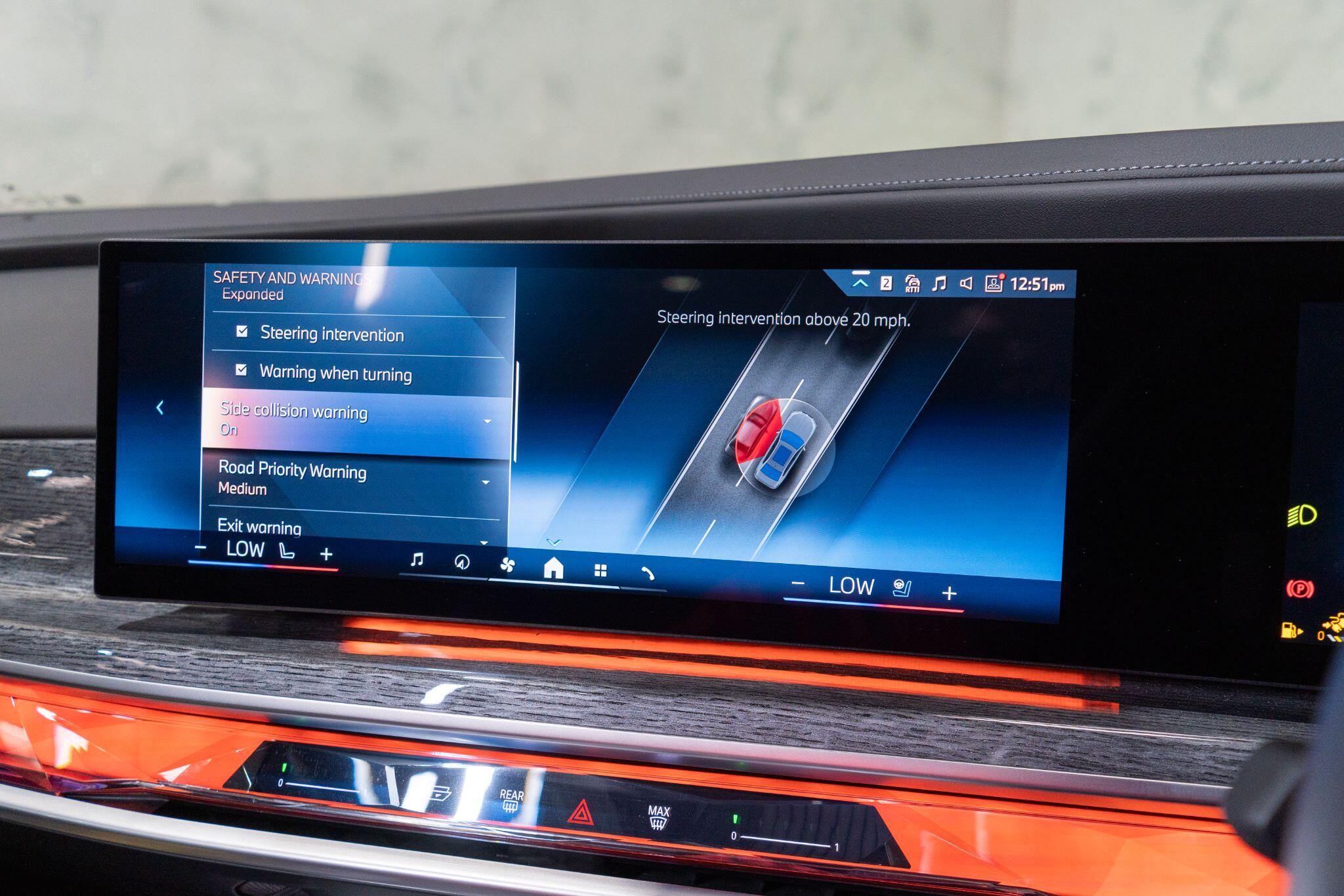 BMW 7 Series view 24