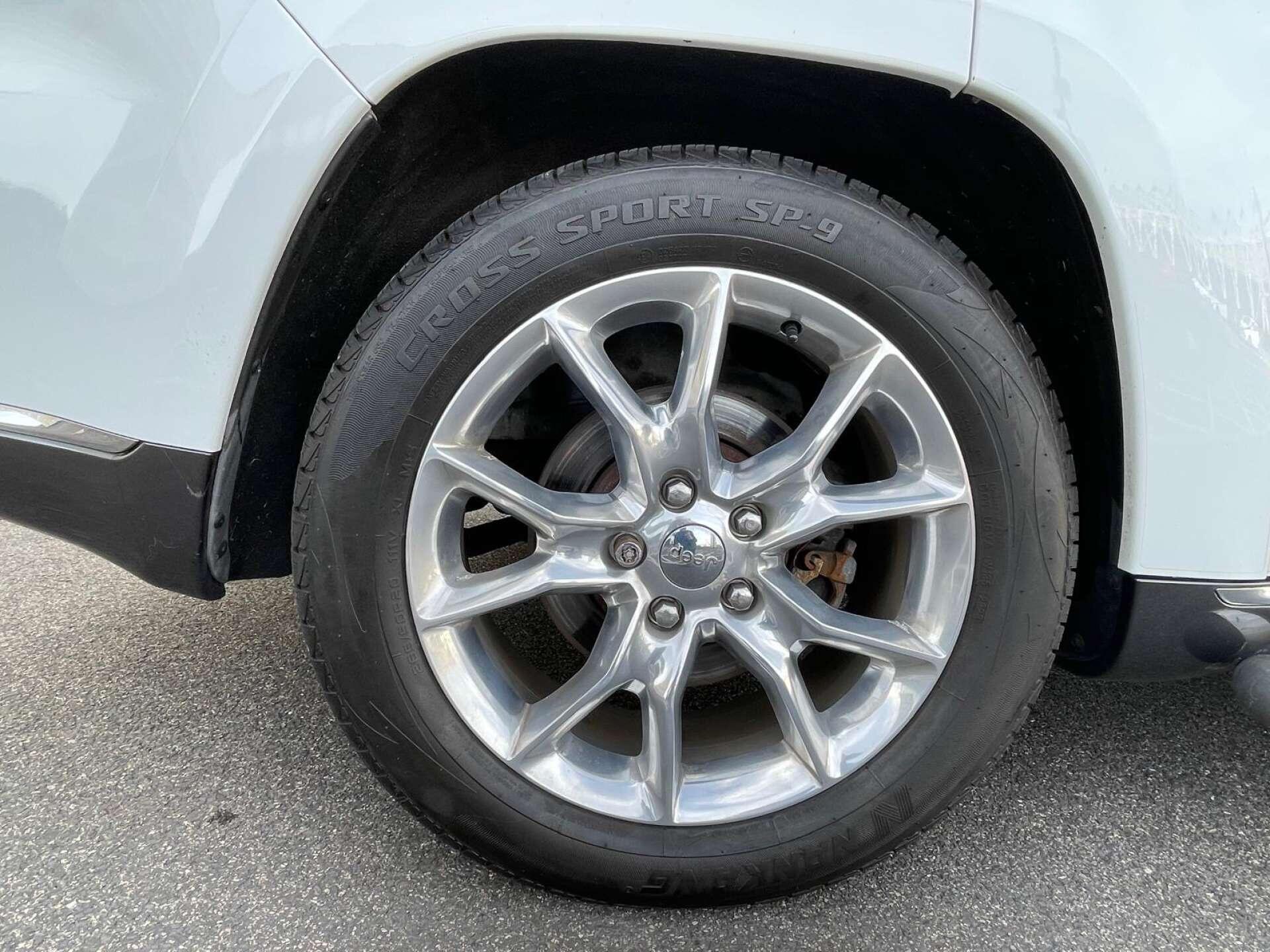 Jeep Grand Cherokee view 9